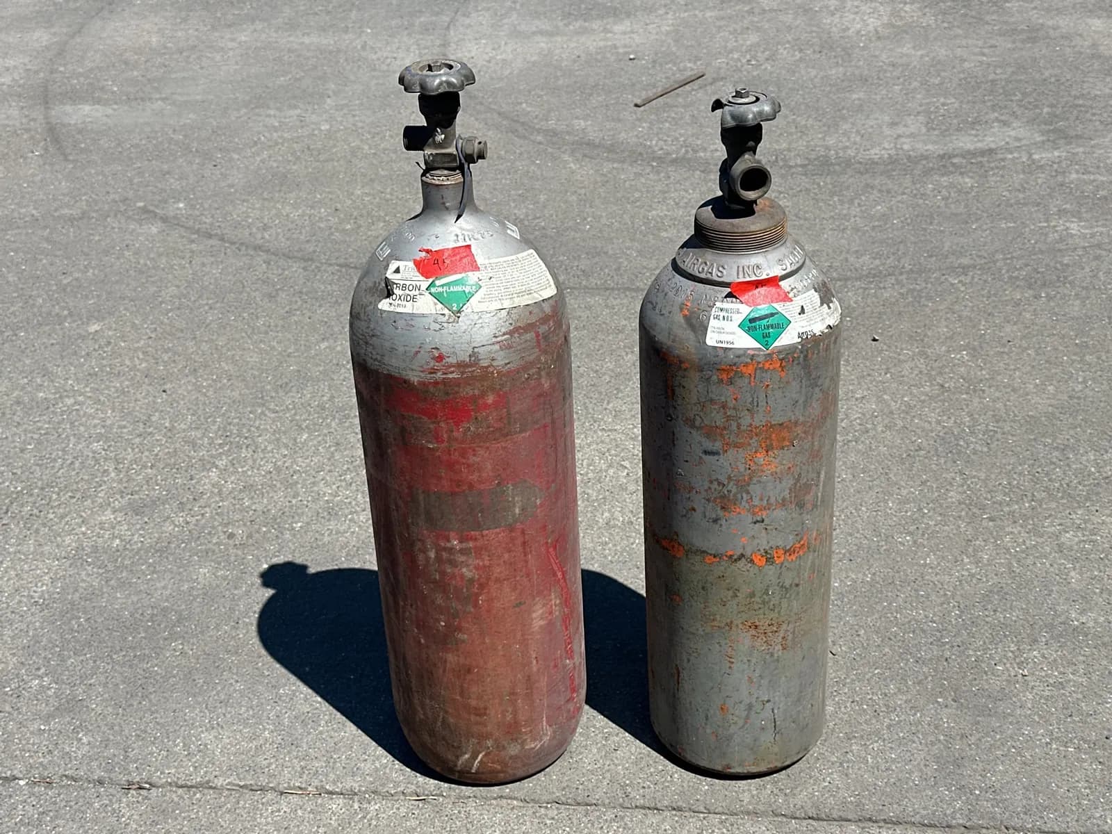 2-compressed-gas-tanks-mpppc98q