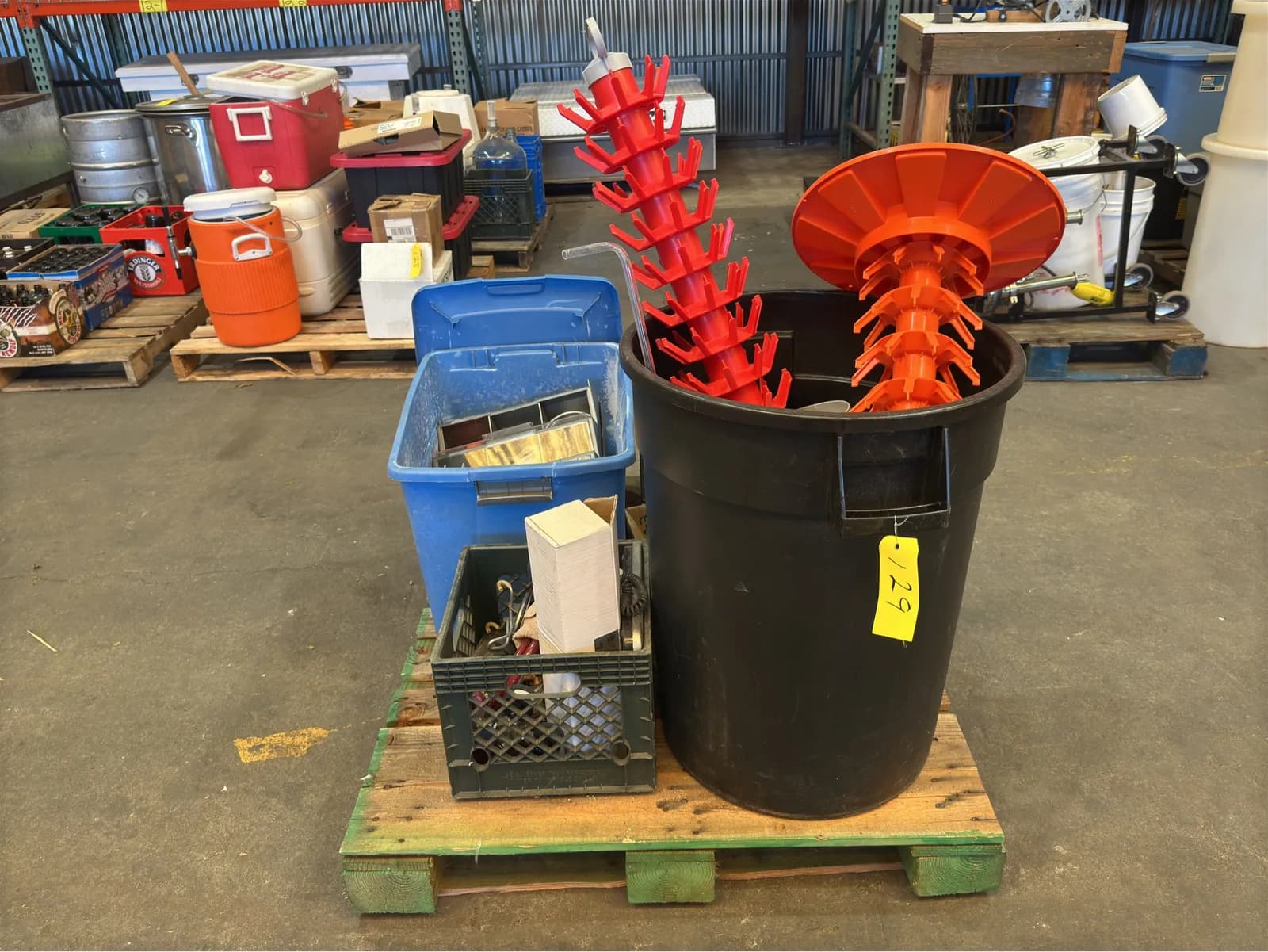contents-of-pallet-assorted-cleaning-products-drying-racks-keg-hardware-and-more-mppsmo2m