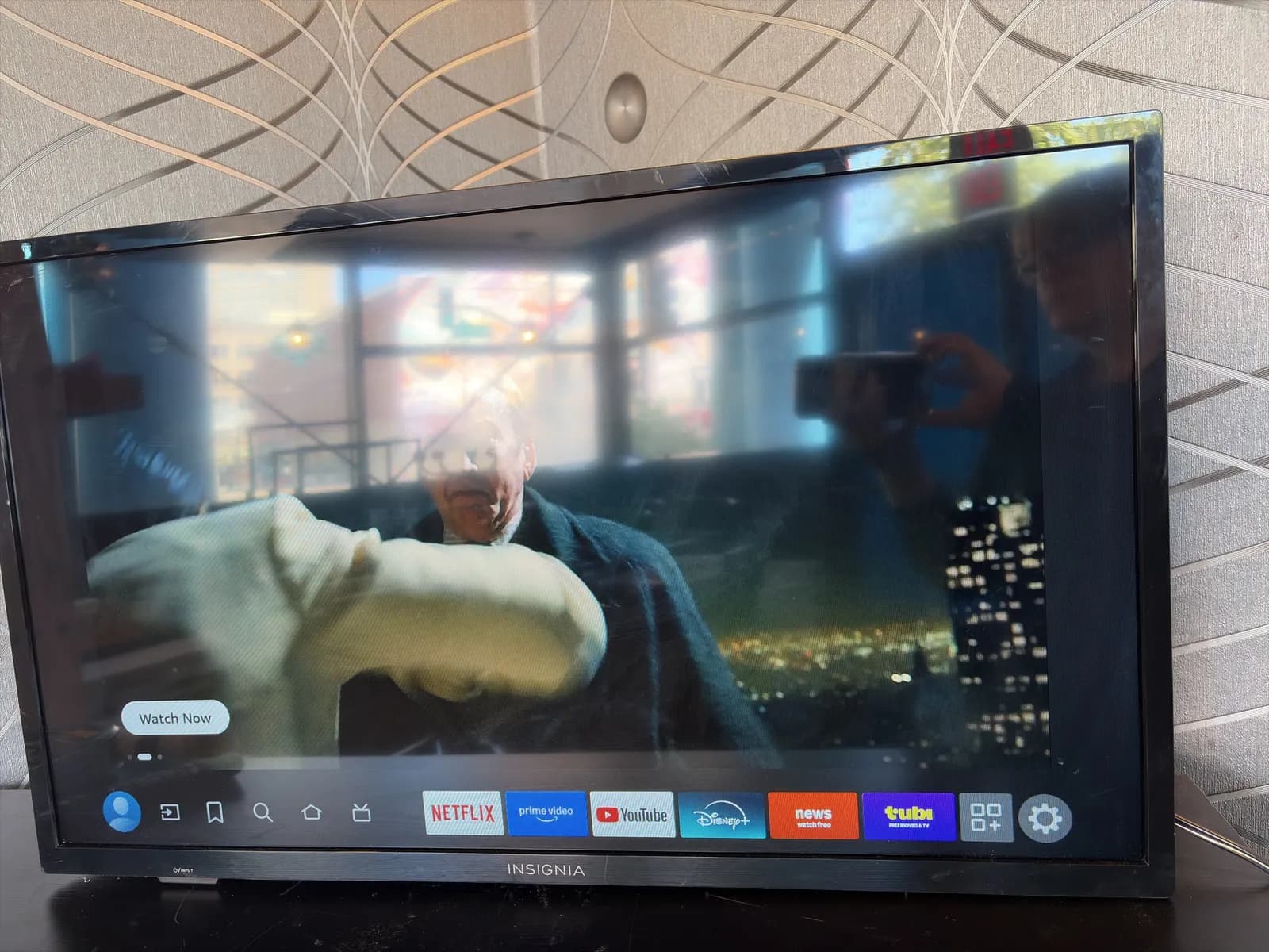 insignia-32-tv-with-remote-and-mounting-bracket-mpogww92