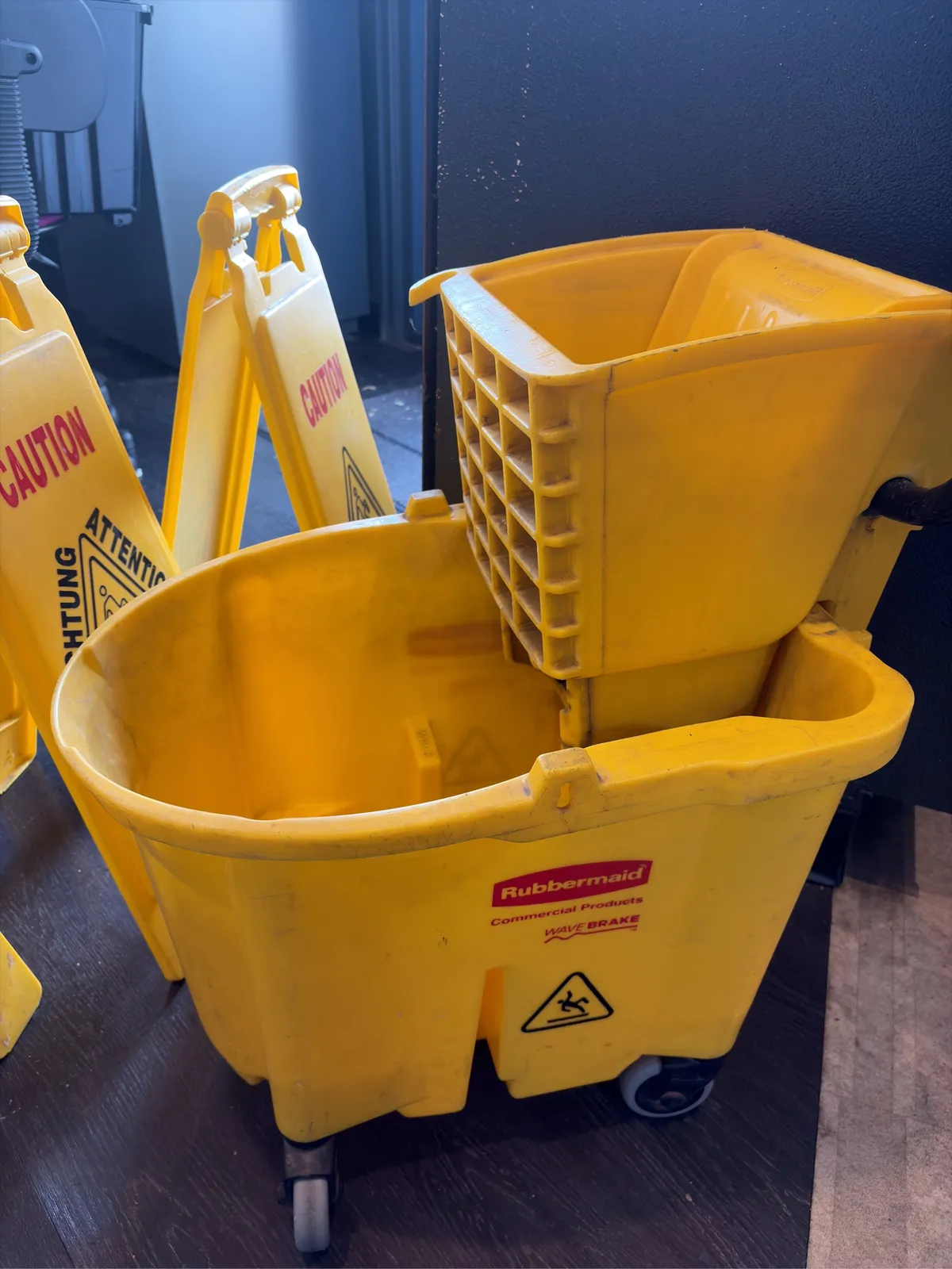 rubbermaid-yellow-mop-bucket-with-wringer-and-3-caution-signs-e3070e