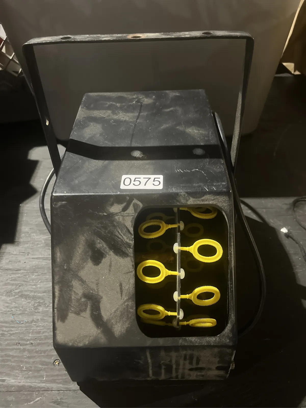 bubble-machine-with-yellow-bubble-wands-cd3df7