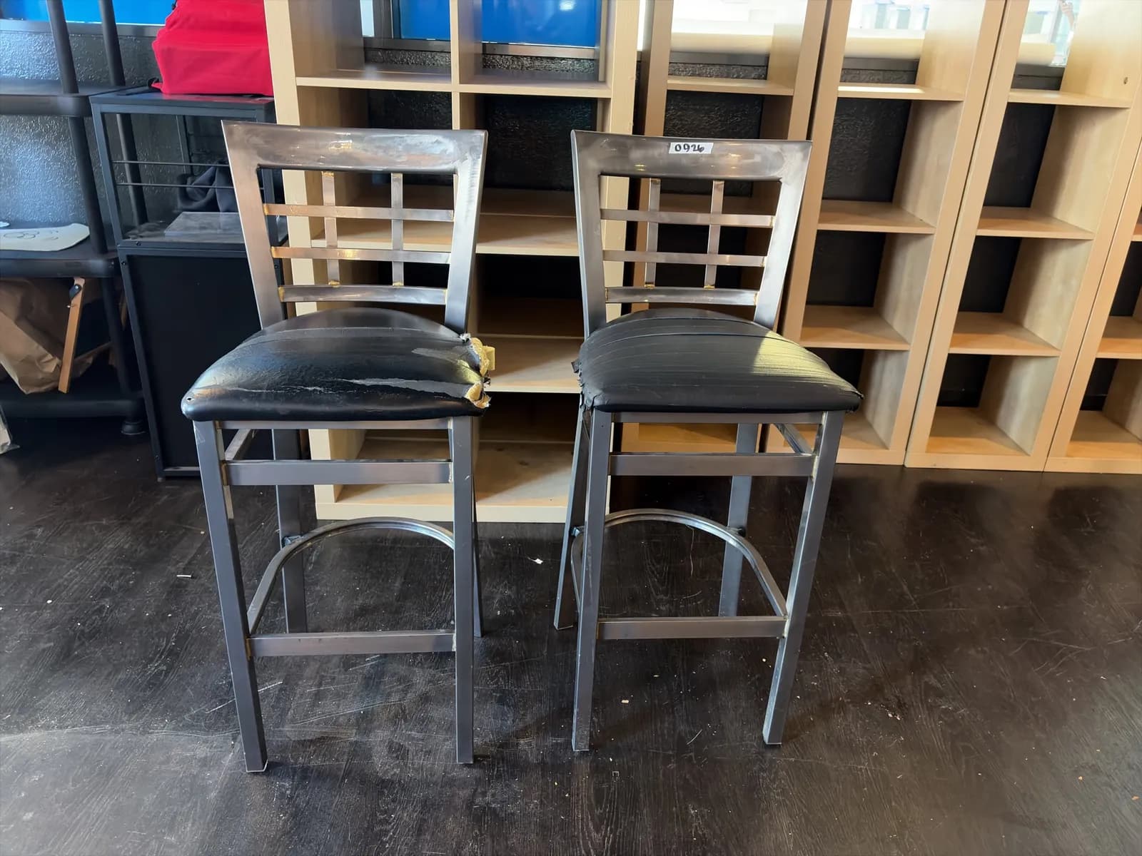 2-bar-stools-mpwtkv3l