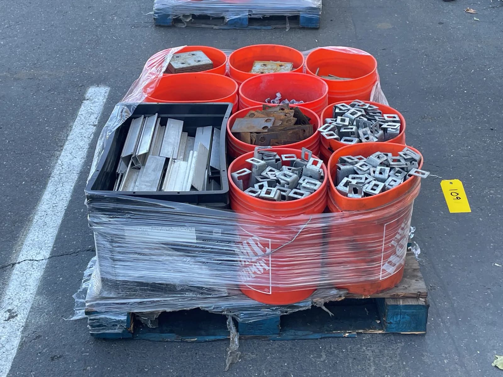 contents-of-pallet-assorted-hardware-mqdxm3o8