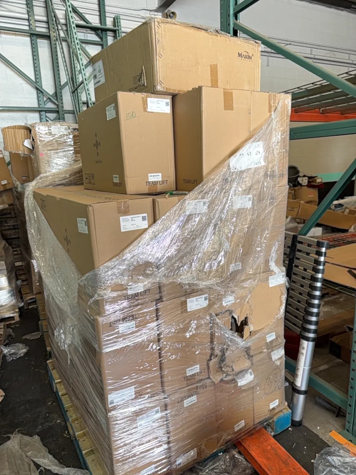 large-pallet-of-bathroom-lighting-fixtures-4f0711