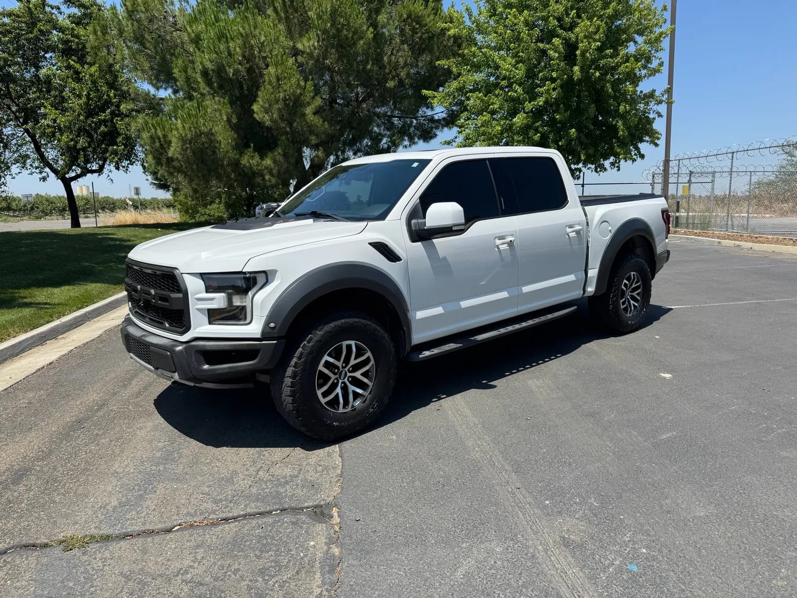2018-ford-raptor-f150-801a-mr192l6m