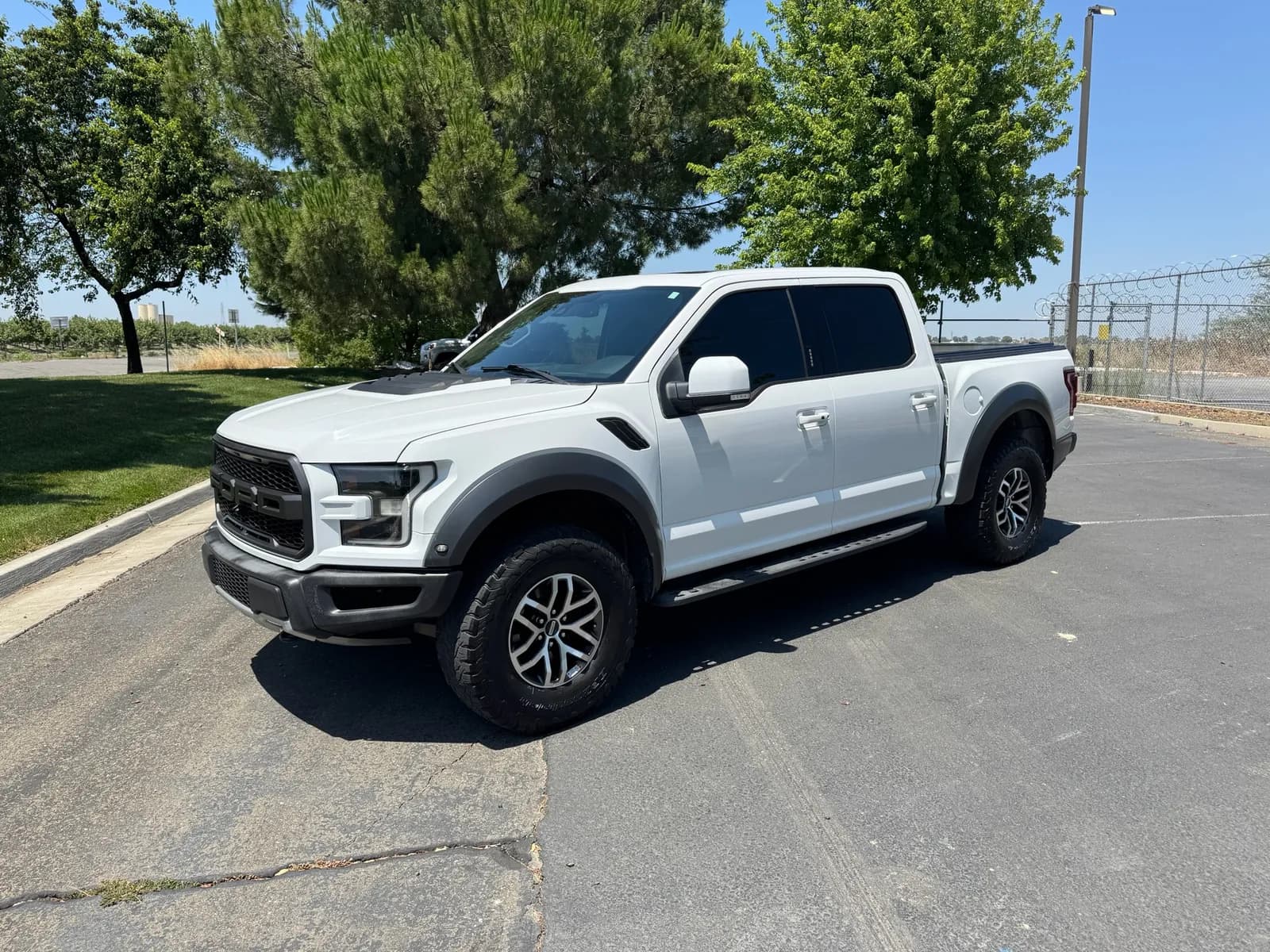 2018-ford-raptor-f150-801a-mr192l6m