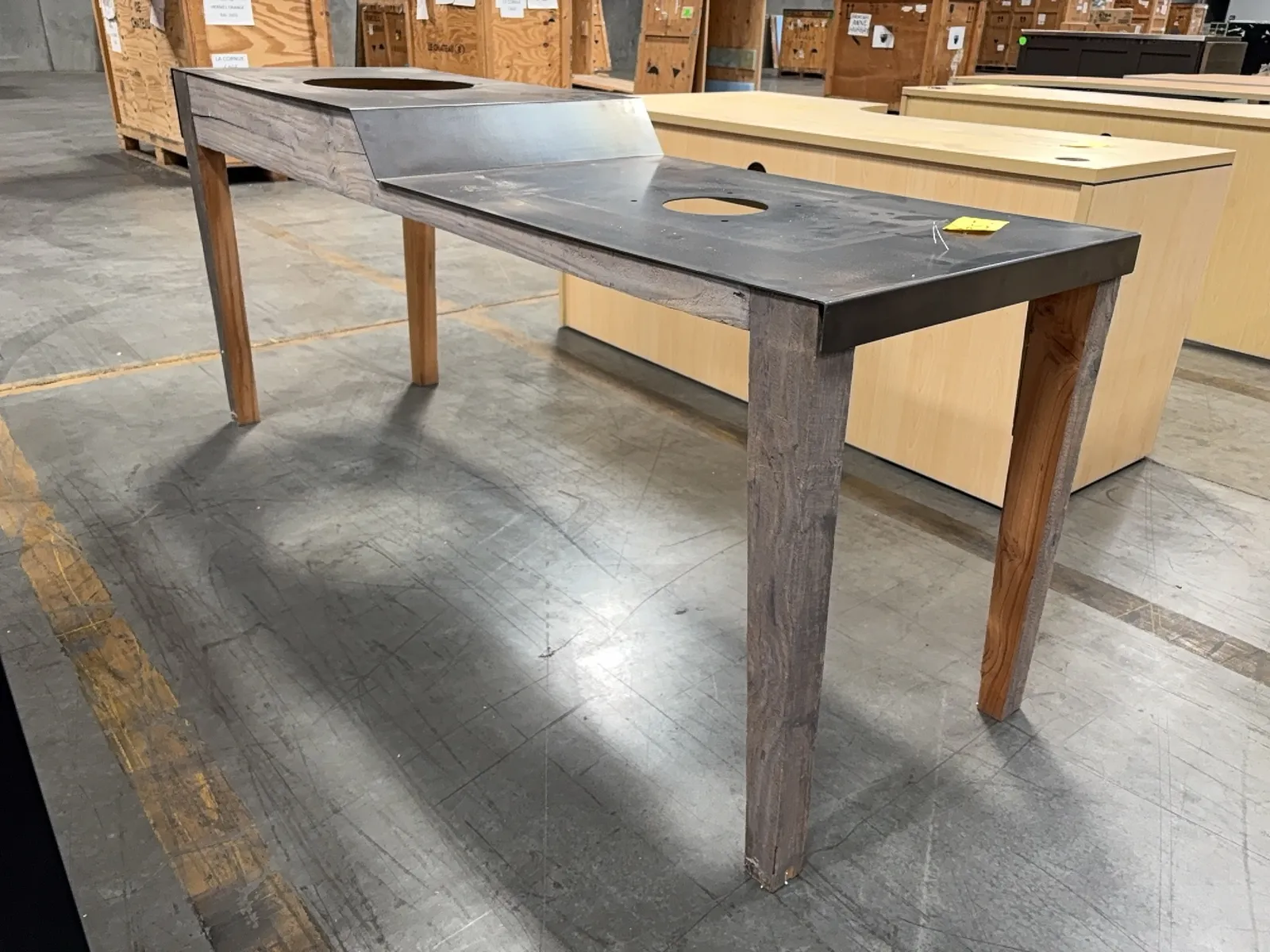 76-metal-and-wood-table-mqkbldcl