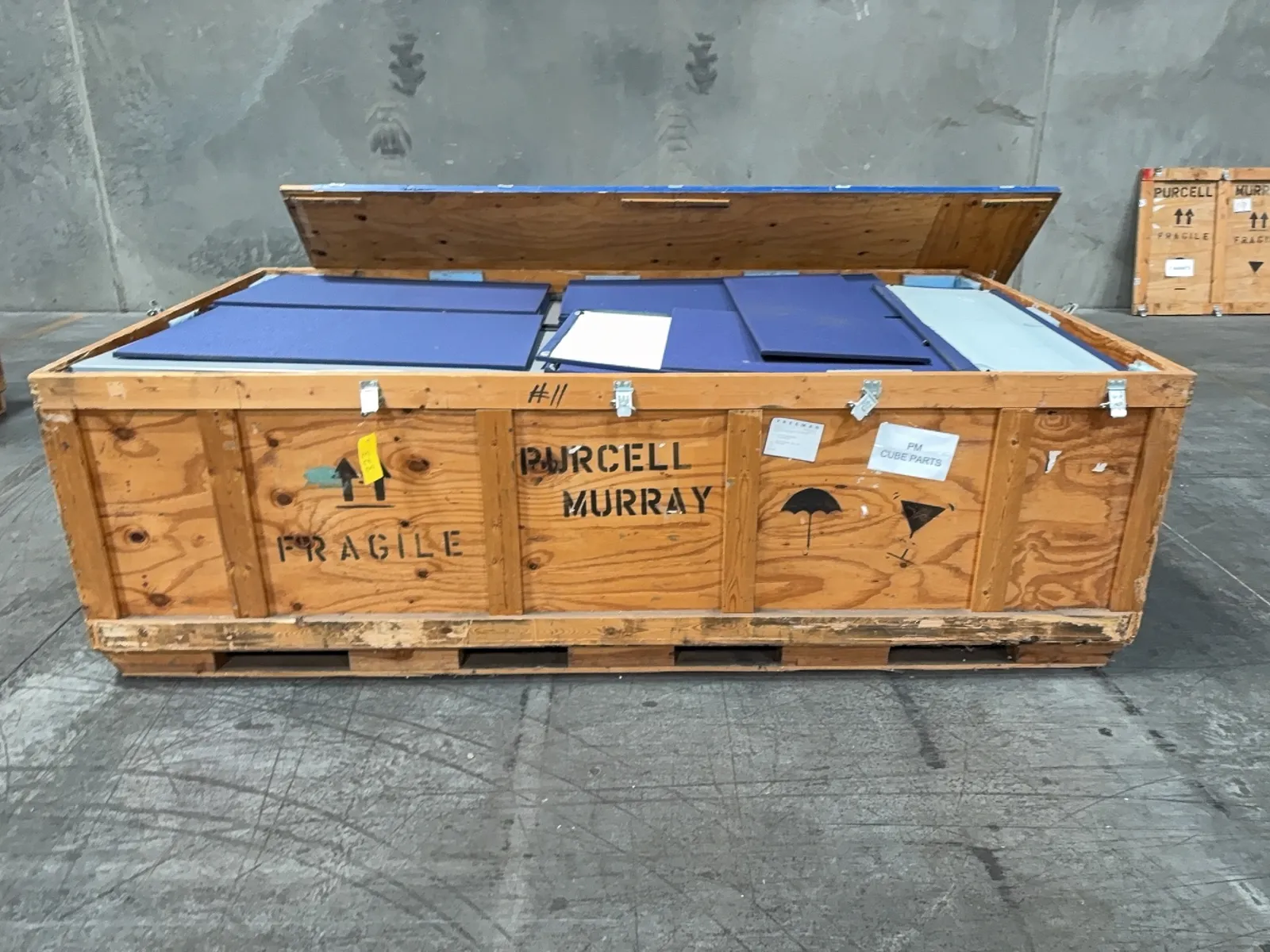 crate-of-assorted-cubicle-panels-mqkb1grp