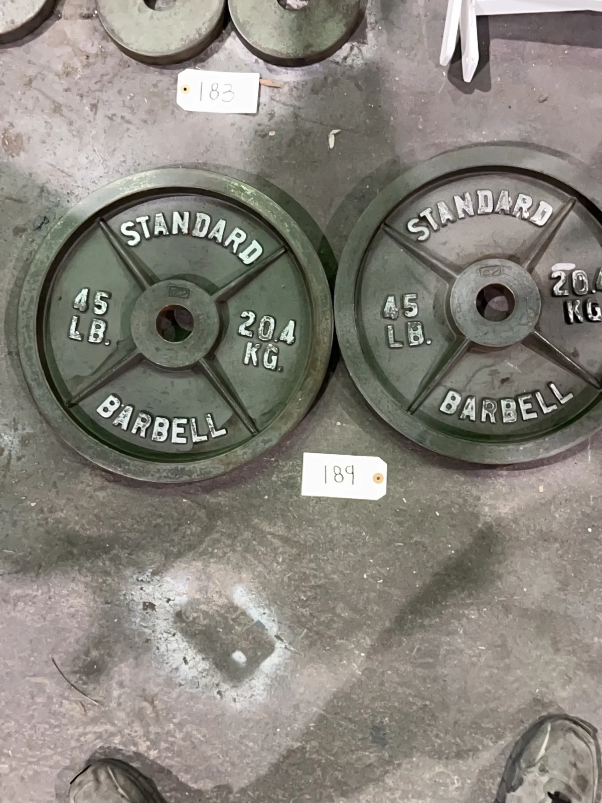 standard-45-lb-barbell-weight-plates-pair-e2fd37