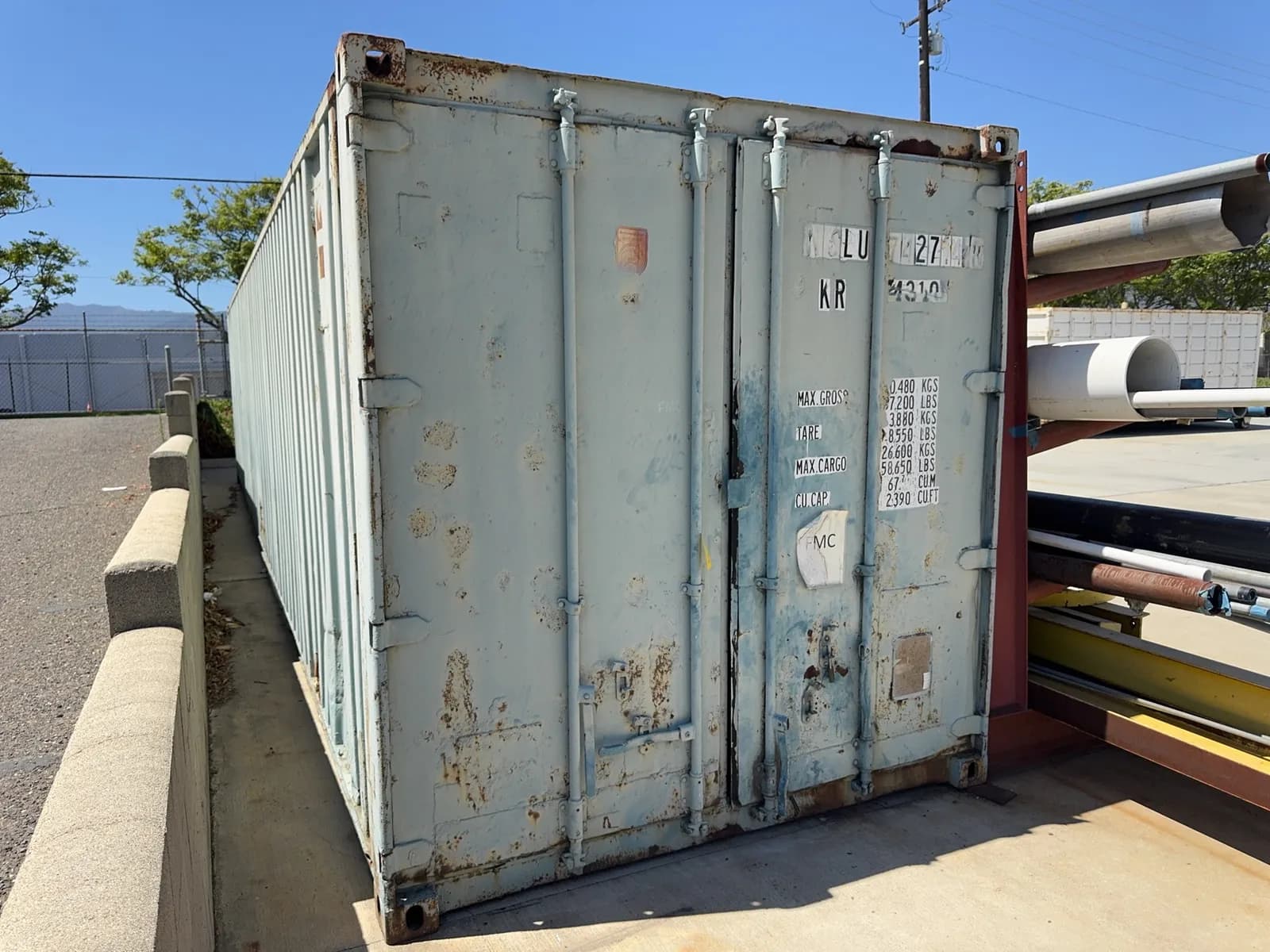 40-shipping-container-with-6-cantilever-columns-welded-to-side-contents-not-included-mrjibthb