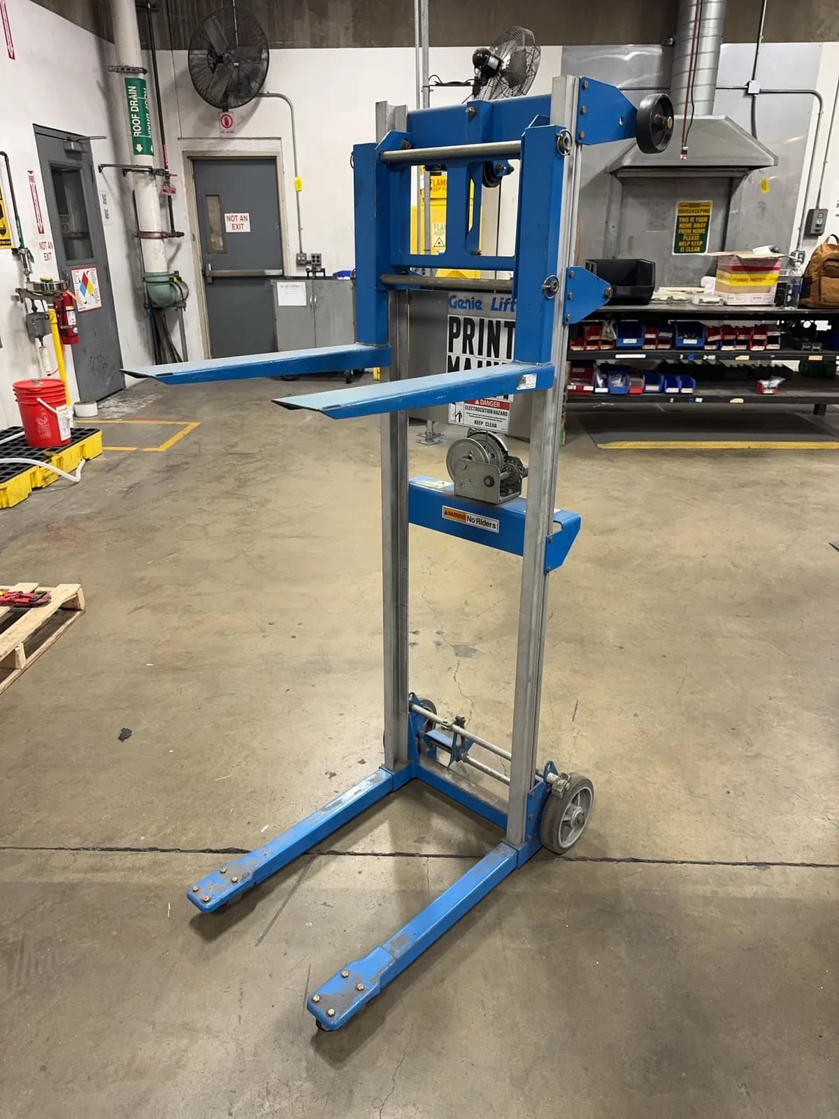 500lb-capacity-genie-lift-hand-truck-d8cc07