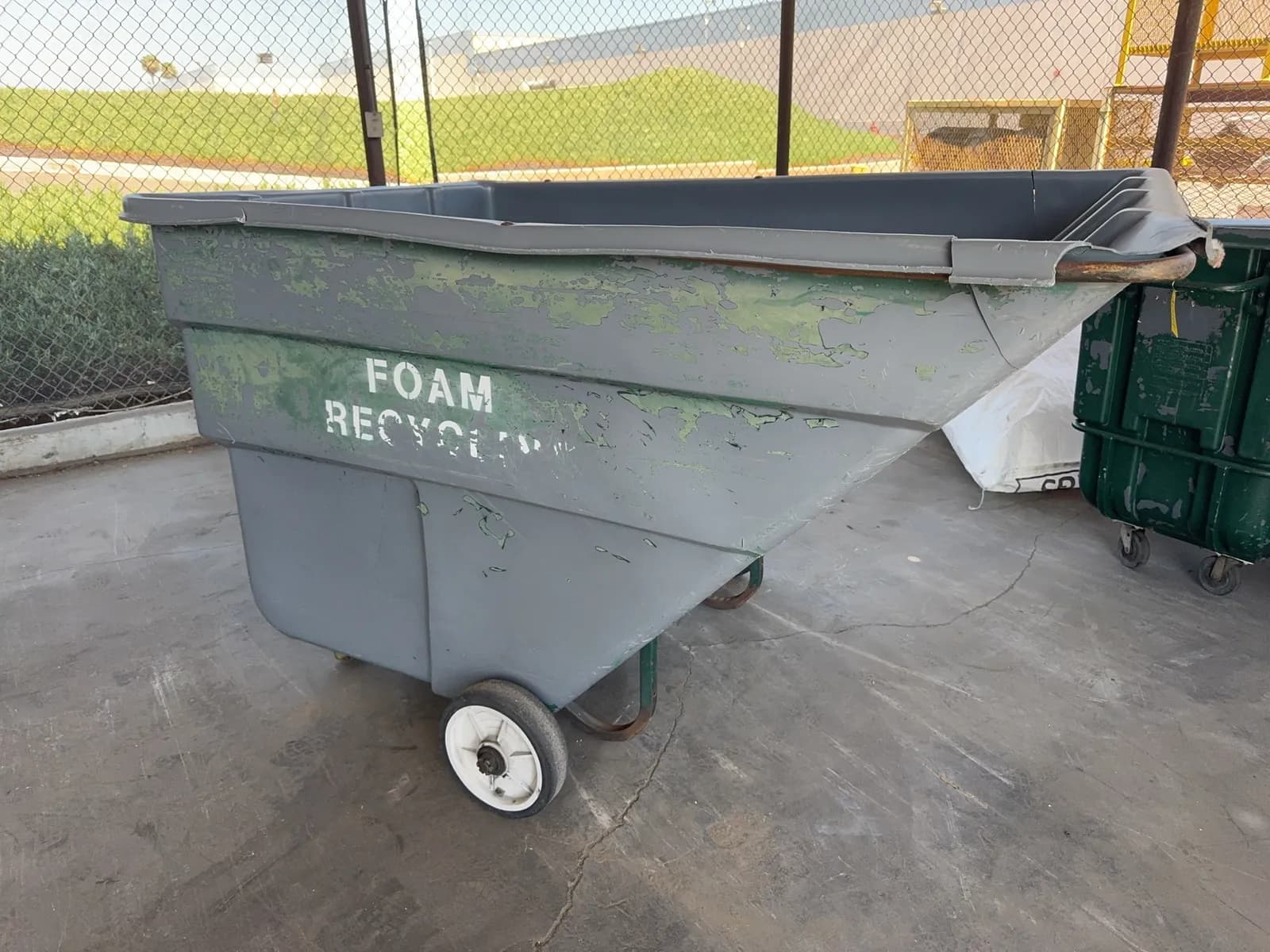 trash-tilt-truck-mrl9w2c1