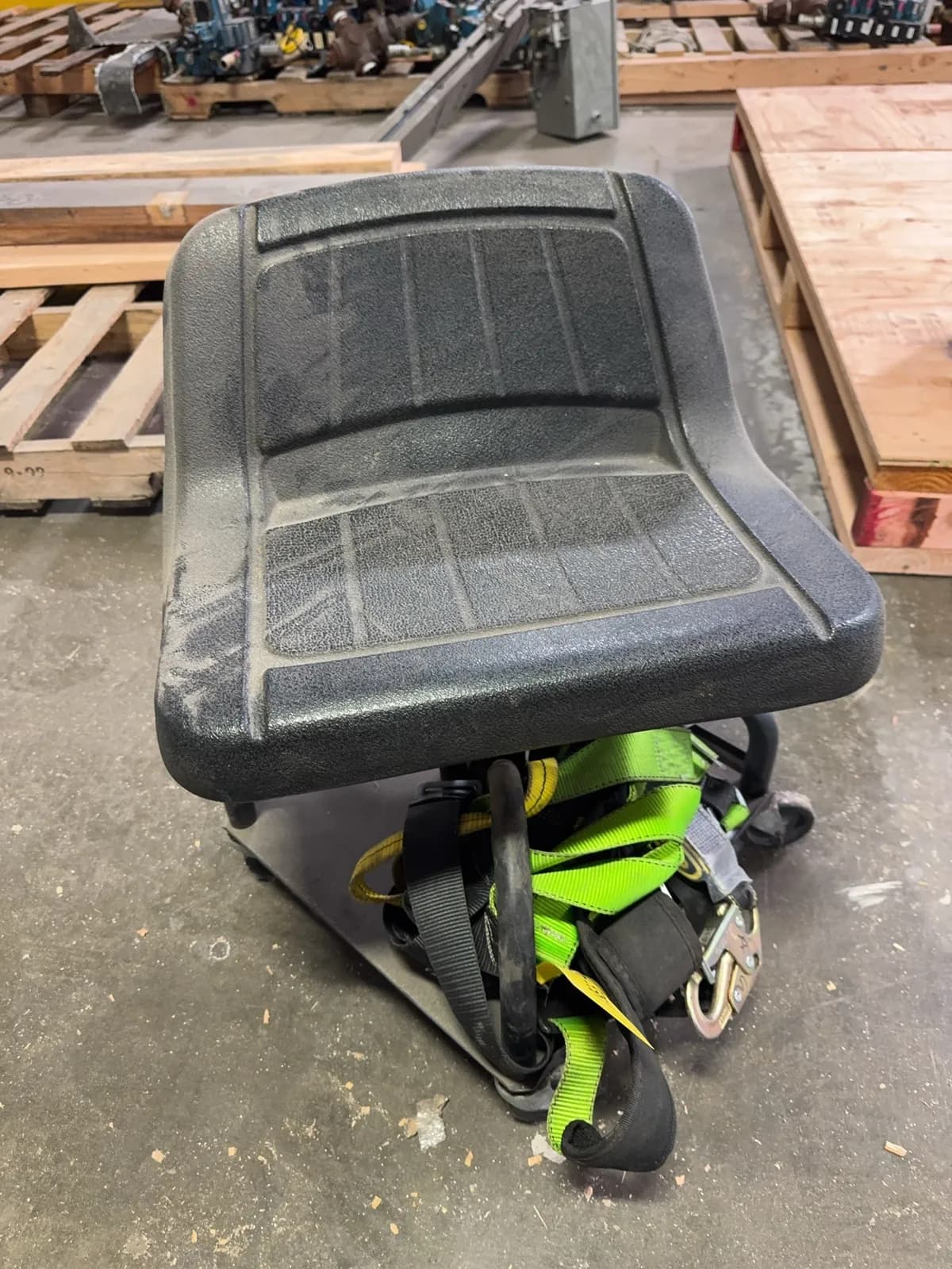 rolling-mechanic-stool-and-harnesses-e110d0
