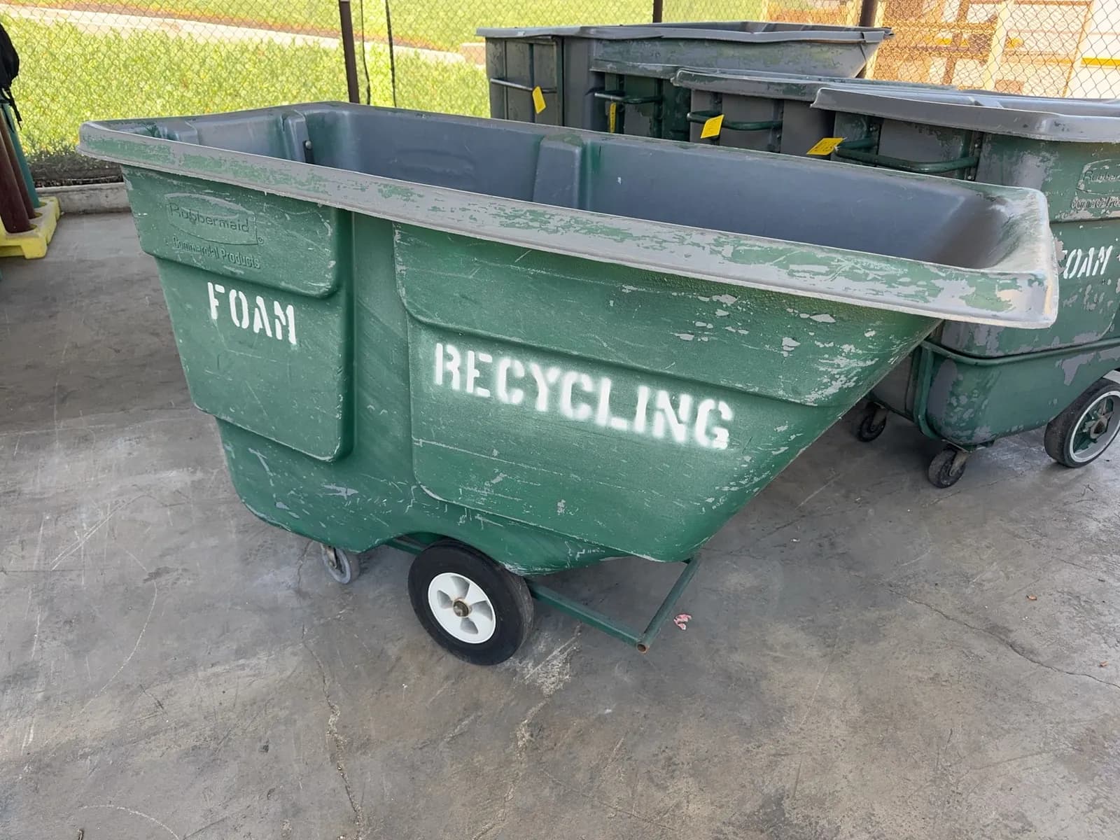 trash-tilt-truck-mrl9wvdg