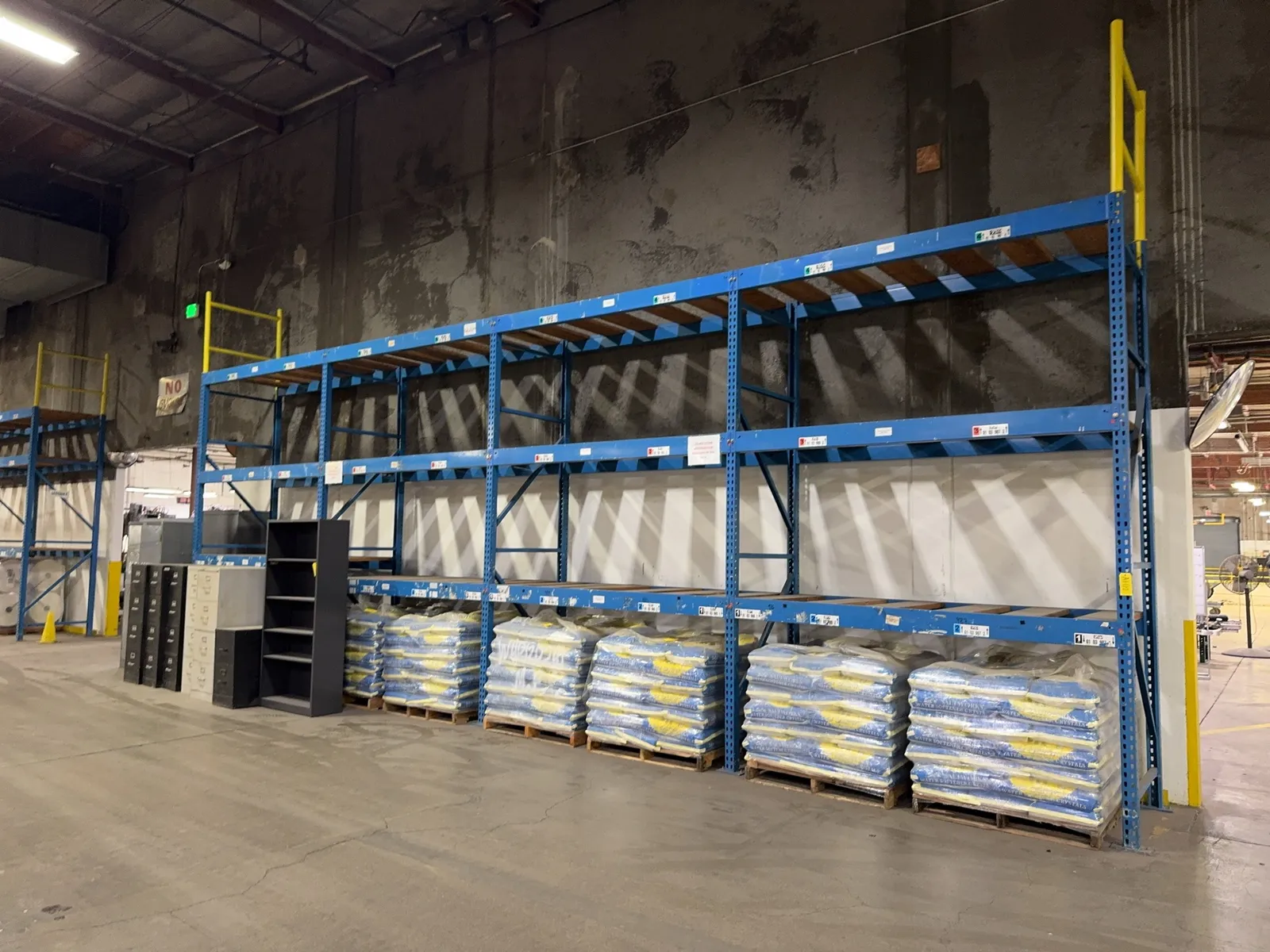4-sections-of-pallet-racking-contents-not-included-mrjpjoh2