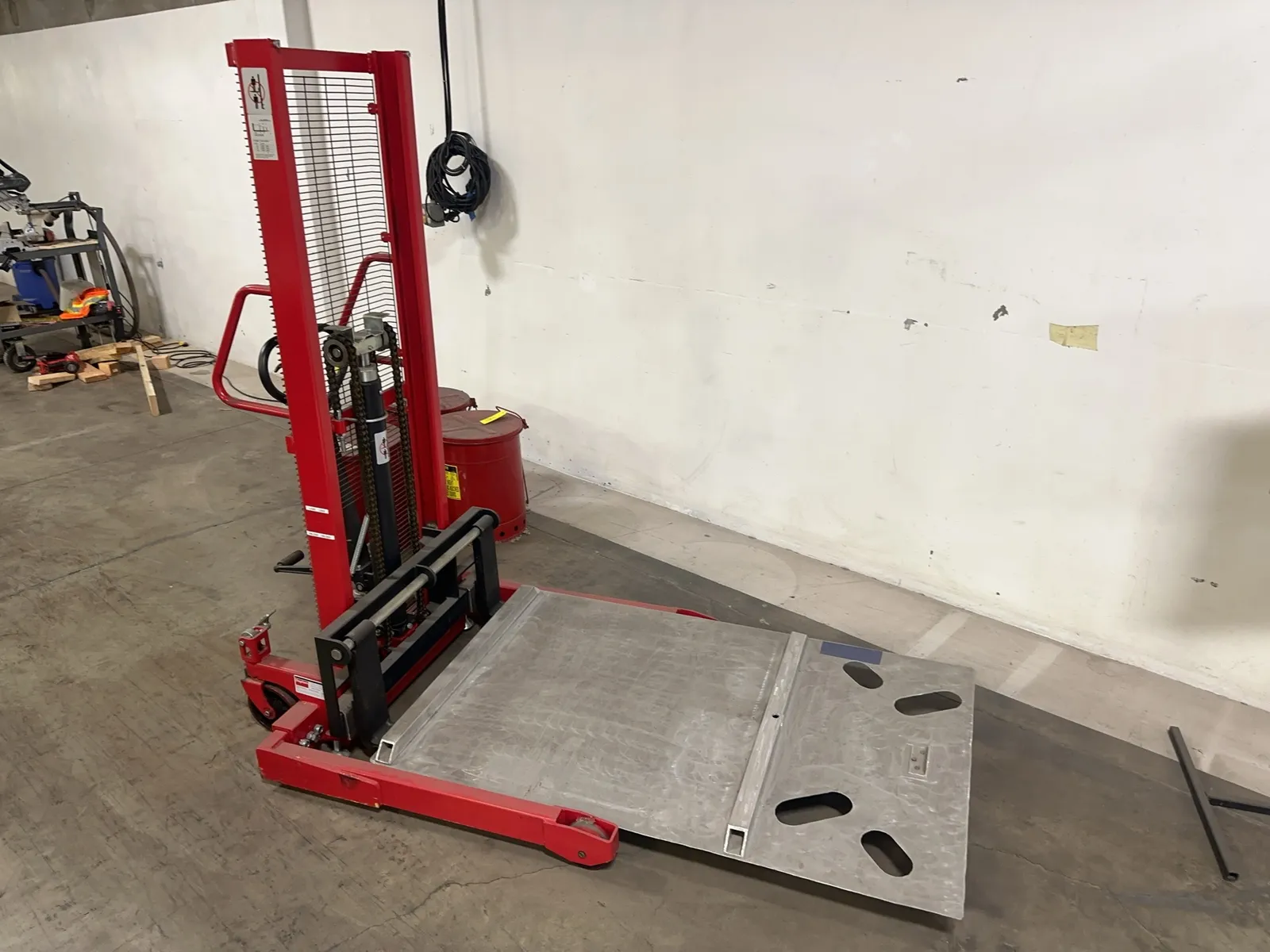 dayton-2000lb-capacity-hydraulic-fork-lifter-f27c25