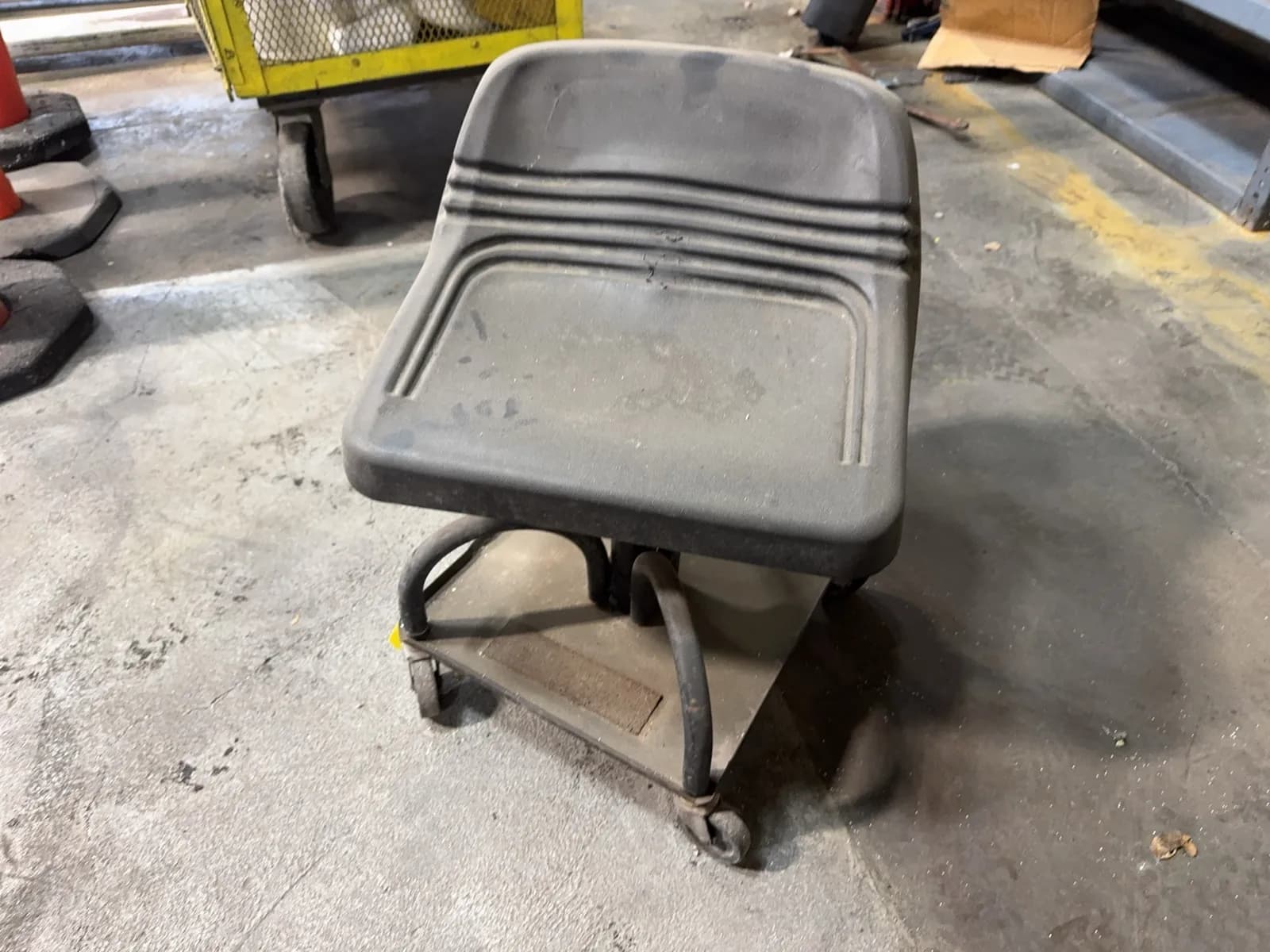 rolling-shop-stool-2f45dc