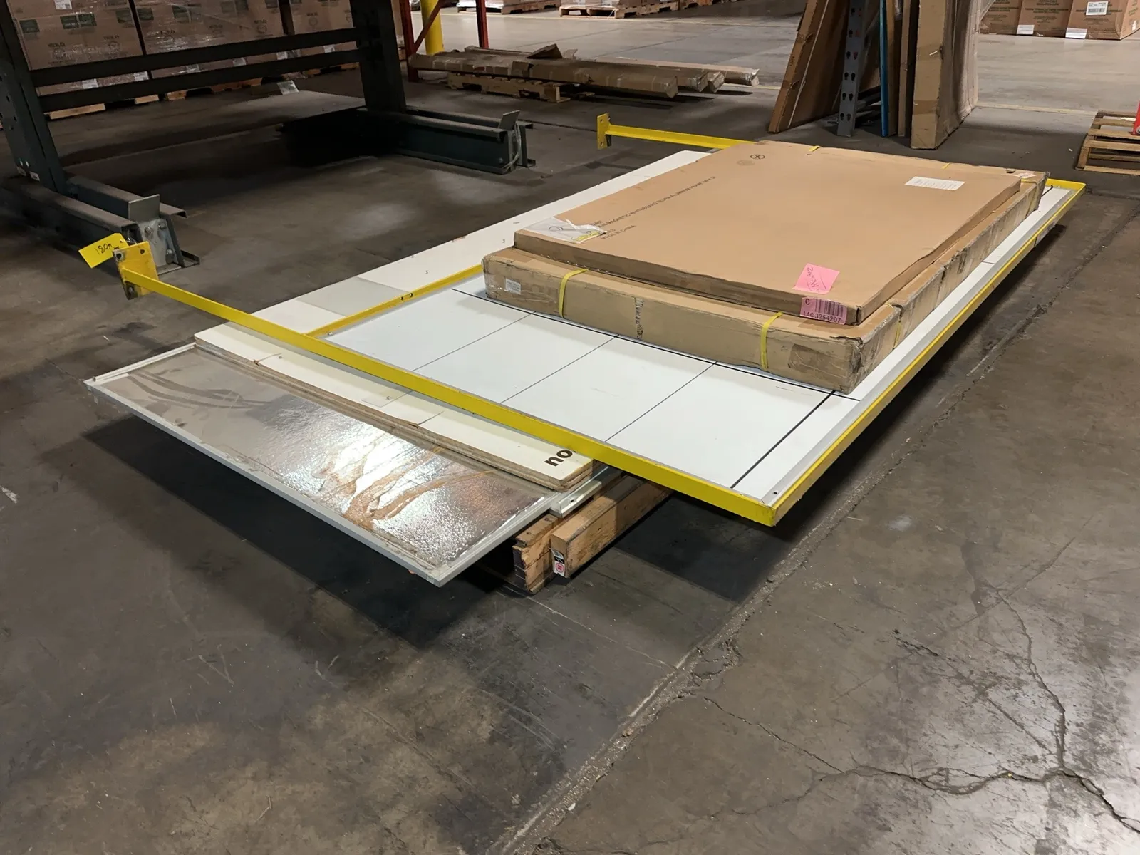 contents-of-pallet-4-assorted-whiteboards-and-2-thumbtack-boards-6fef7b