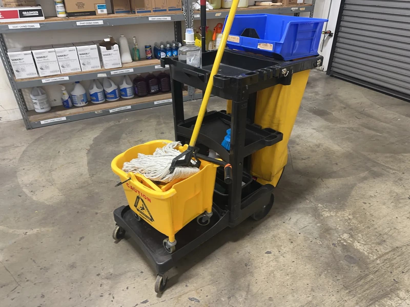 rubbermaid-cleaning-cart-with-contents-included-mrl463yg