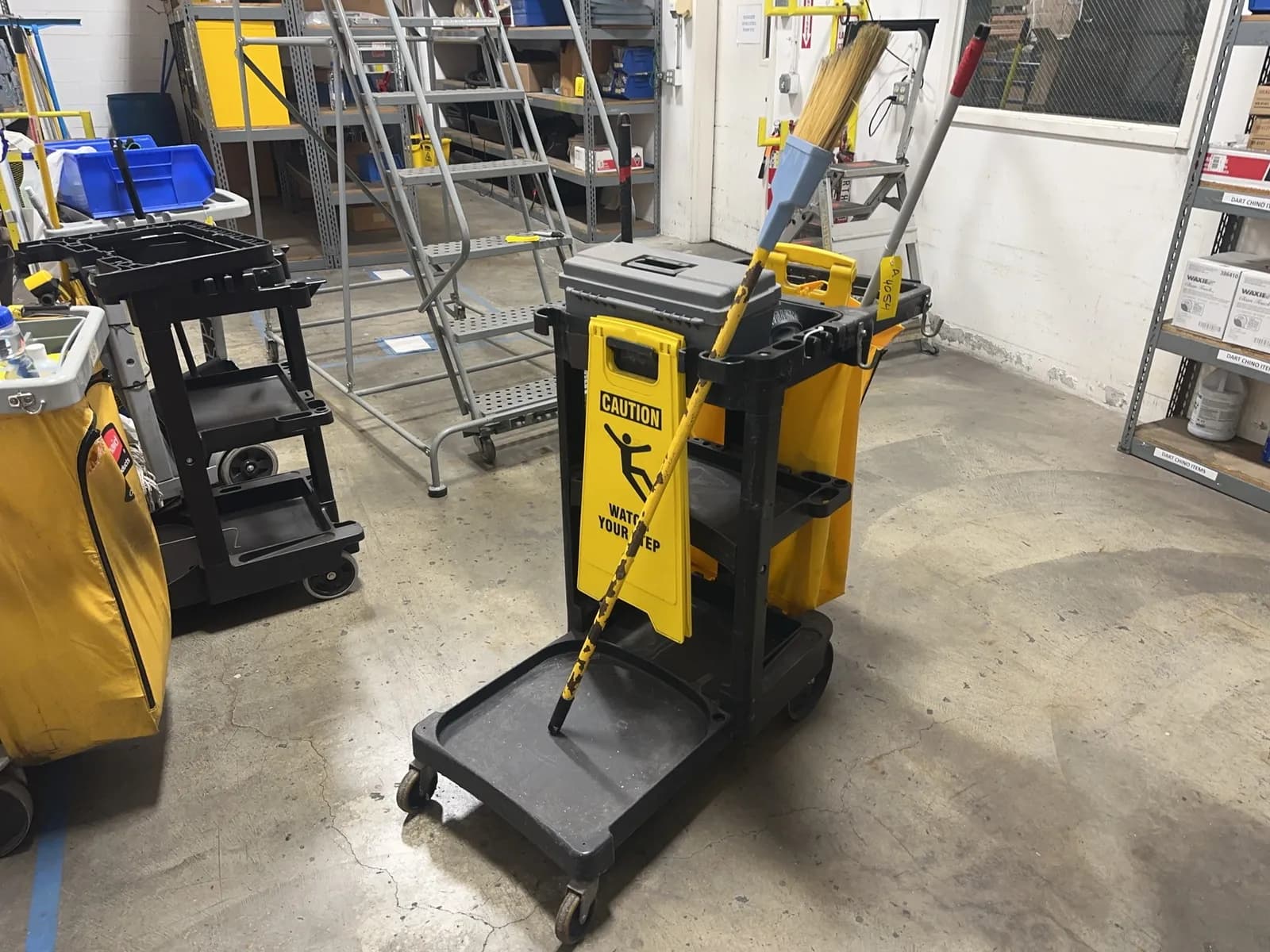 rubbermaid-cleaning-cart-with-contents-included-mrl4648p
