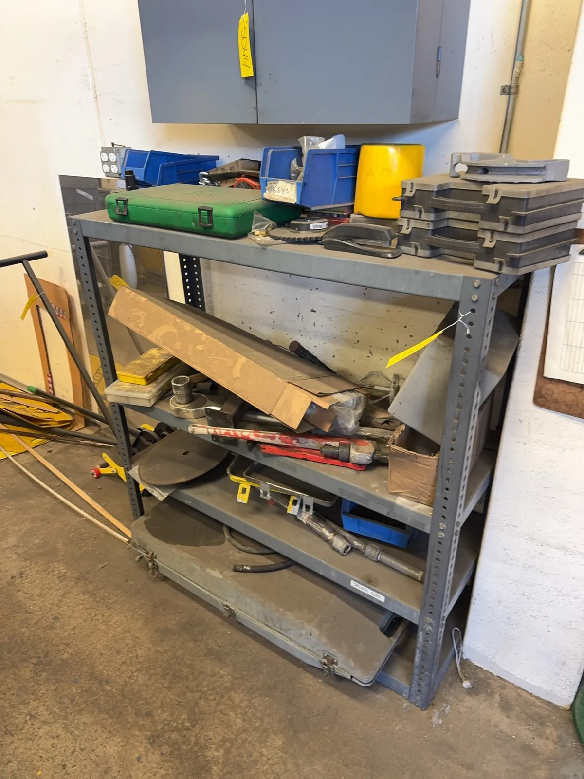 rack-and-contents-wrenches-organizers-ratchet-mitre-saw-blade-and-paint-pans-mqv7c035