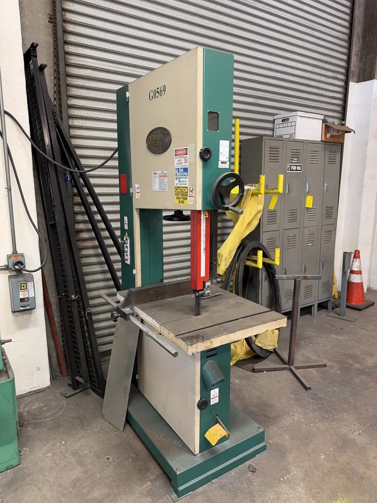 grizzly-g0569-24-heavy-duty-vertical-bandsaw-e3bd5e