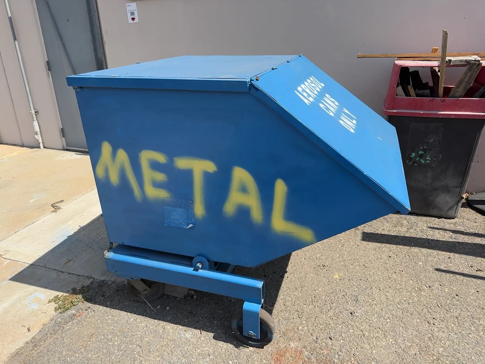 forklift-ready-metal-dump-hopper-on-casters-mrm9xu7m