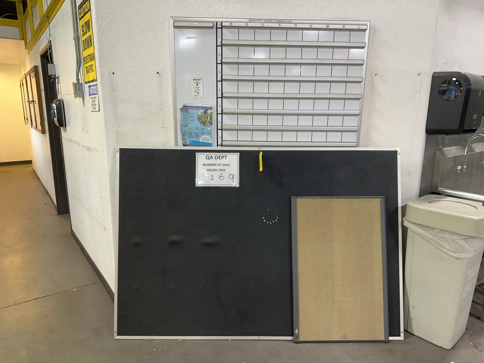 1-whiteboard-and-2-thumbtack-boards-61388a