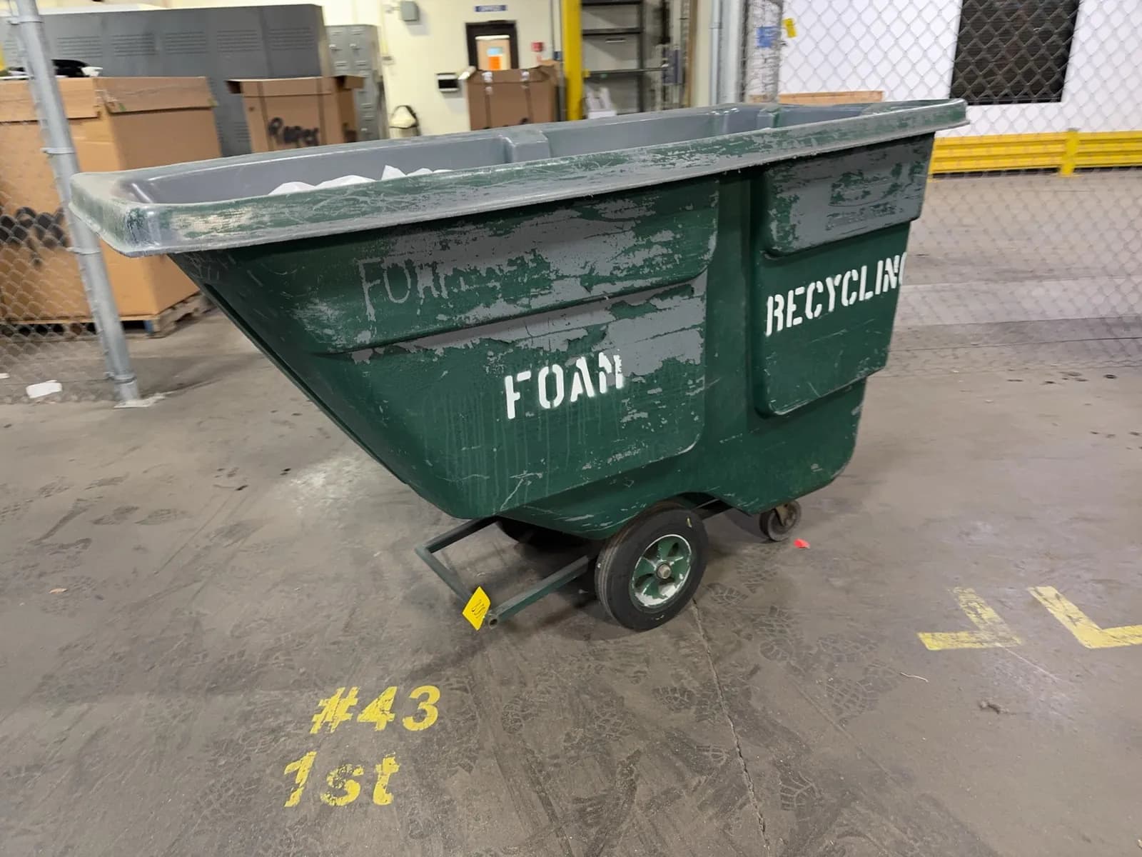 trash-tilt-truck-mrl9yf94