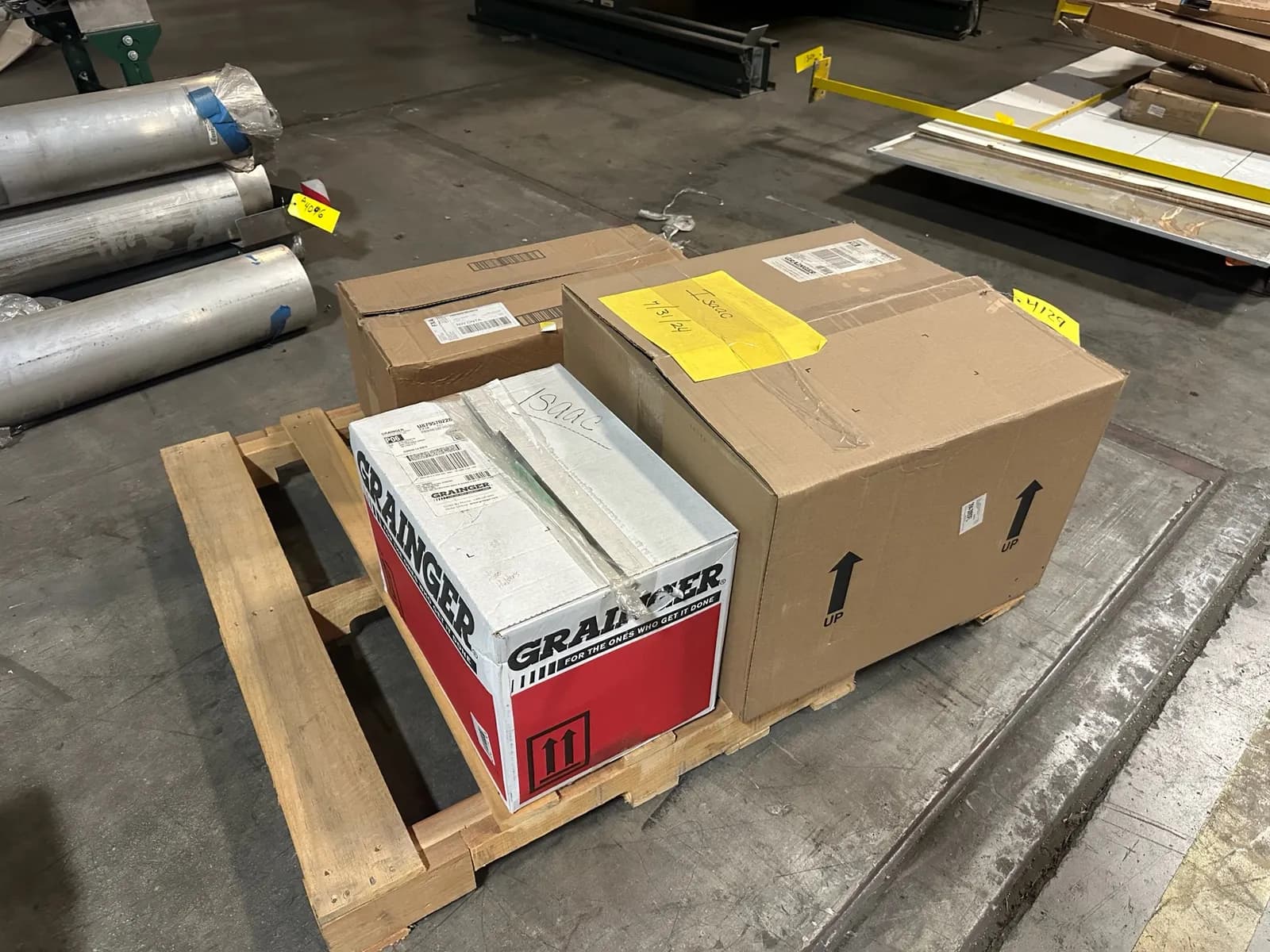 pallet-of-plastic-organizers-and-more-mr9yurwg