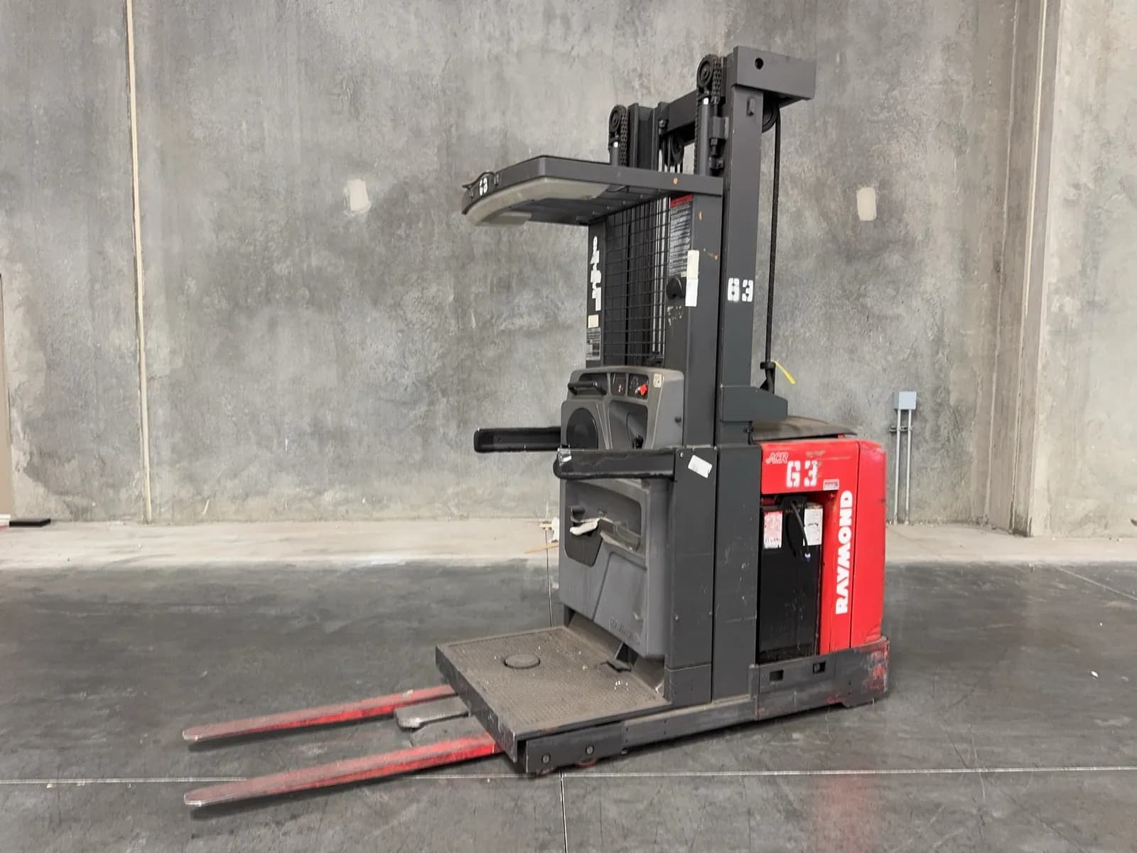 raymond-3000lb-capacity-electric-cherry-picker-mr441zj5