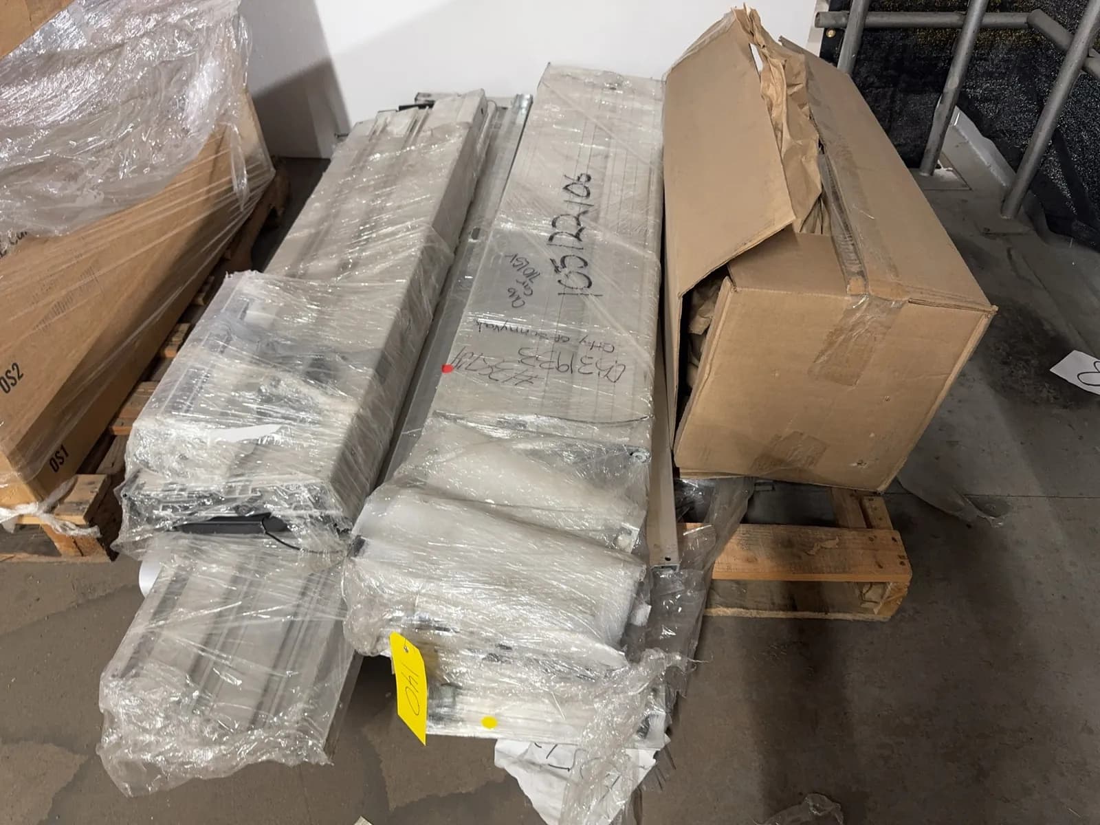 contents-of-pallet-car-club-tail-gate-parts-and-tow-hitch-receiver-e70201