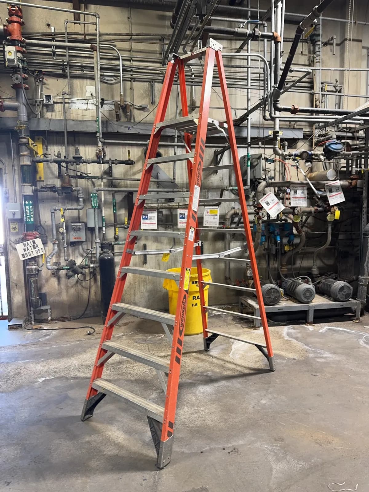 werner-8-fiberglass-folding-ladder-mrmcgyrx