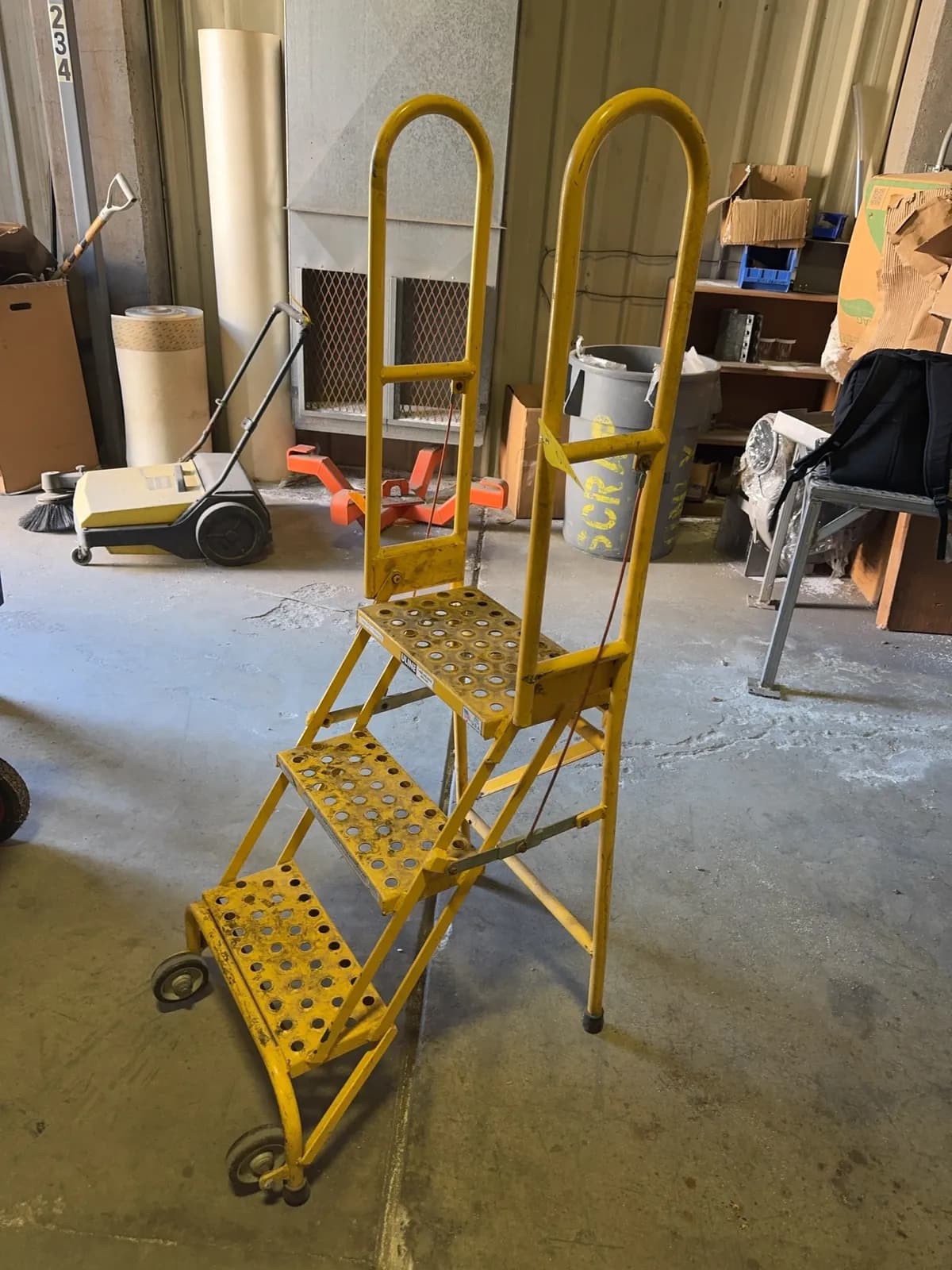 uline-3-rolling-step-ladder-mrmcdaqh