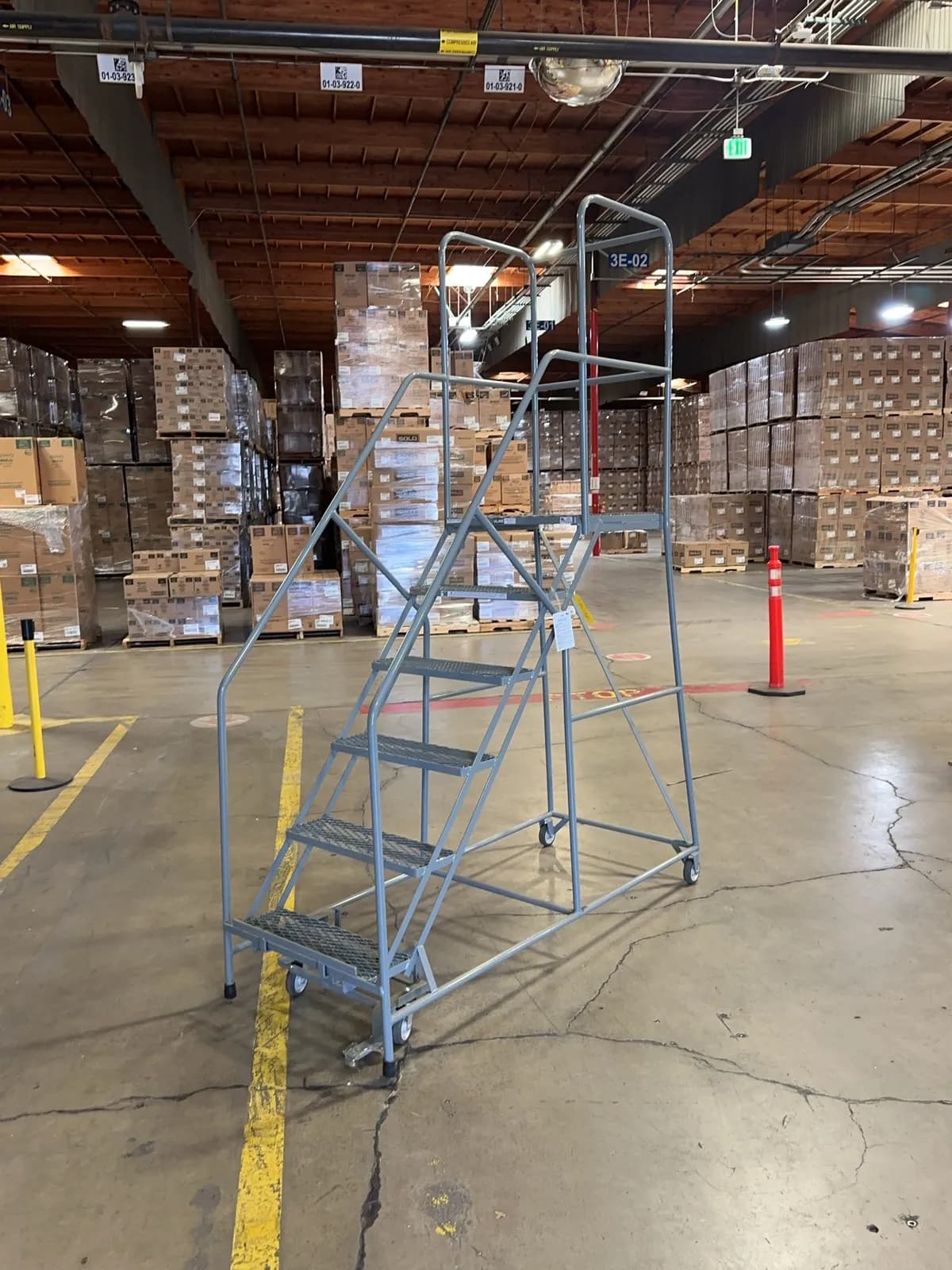 uline-rolling-warehouse-ladder-6-platform-height-mrmbzl0s
