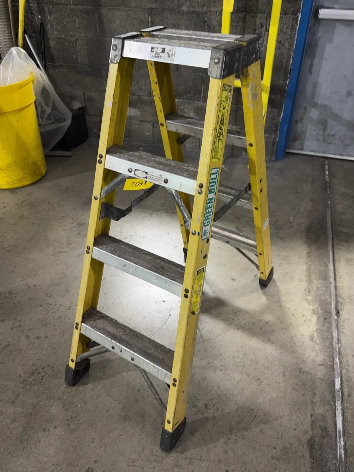 green-bull-4-fiberglass-folding-ladder-mrmcijml