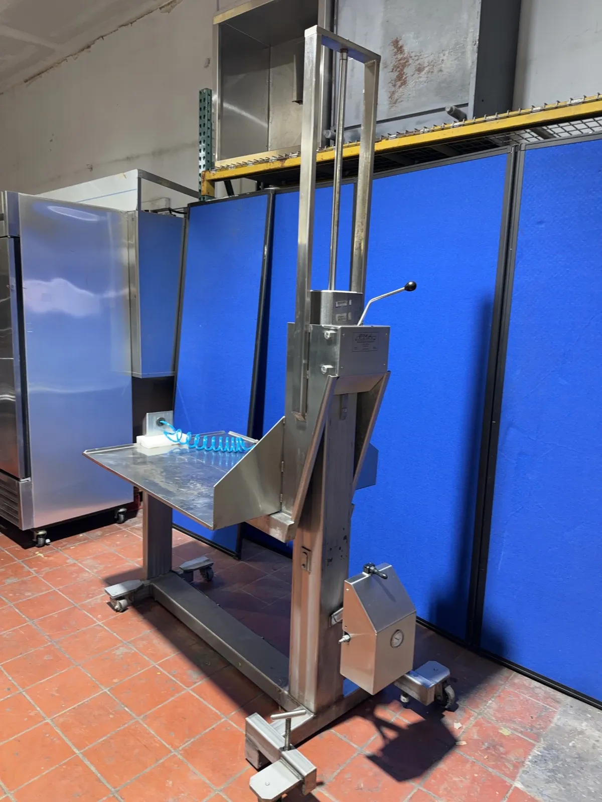 automatic-air-pressure-deposit-dolly-fma-muffin-lift-table-803eb9