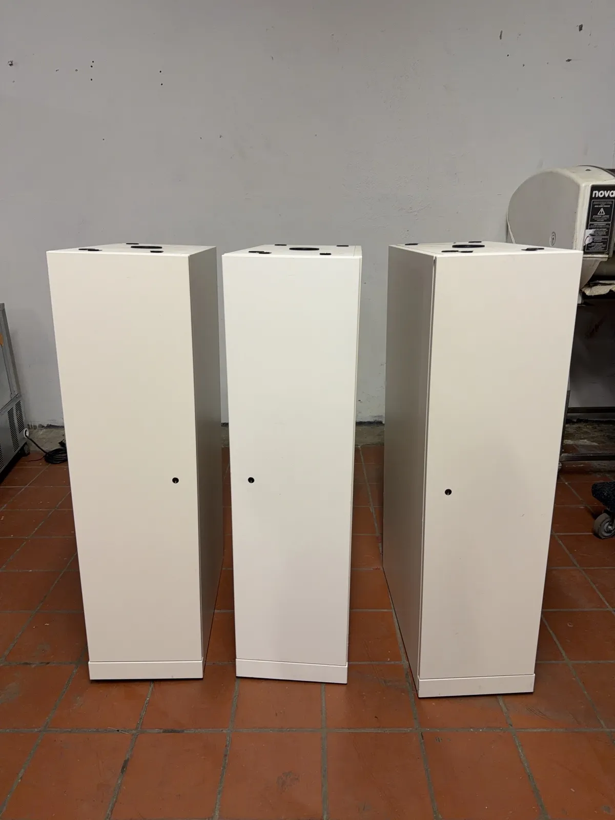 3-white-cabinets-mrjuagx9