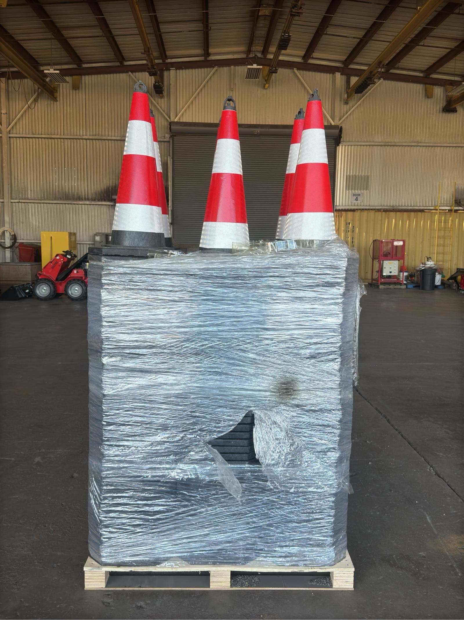 250-sdlanch-irstc-28-reflective-safety-traffic-cones-unused-mrpe5vs4