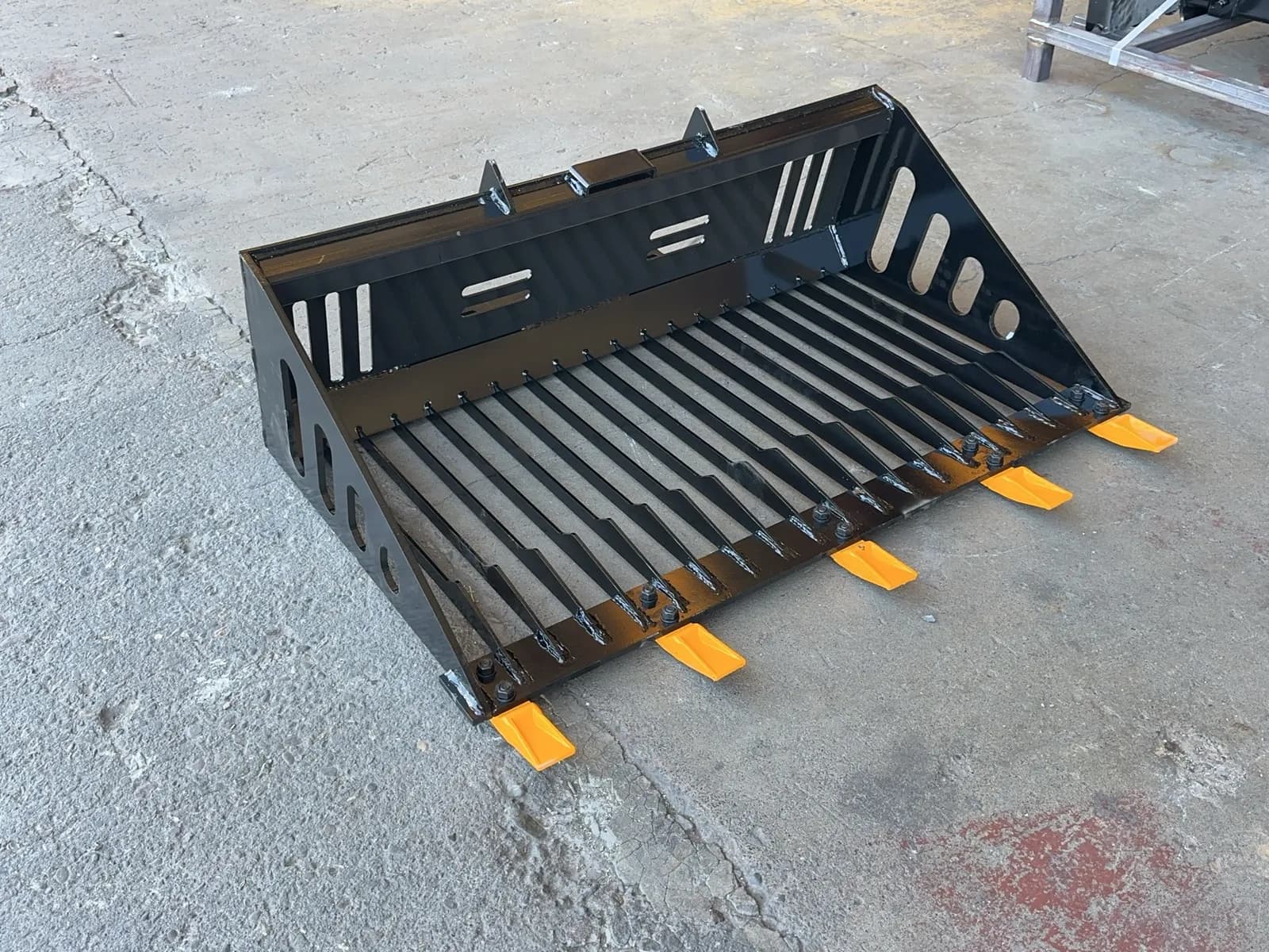 2026-future-rb44-mini-skid-steer-rock-bucket-unused-mro3zvsi