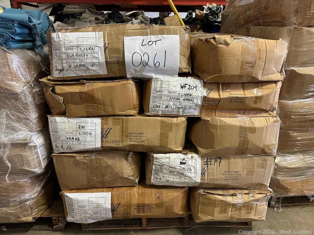 pallet-with-hundreds-of-brand-new-table-cloths-560353