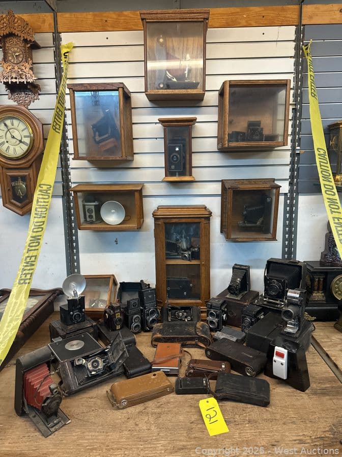 bulk-lot-vintage-cameras-and-displays-622618