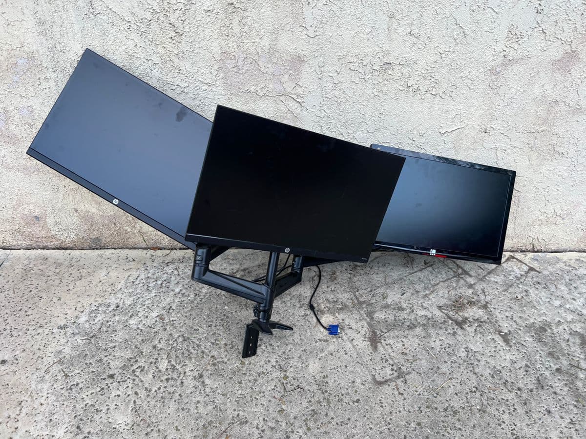 3-monitors-with-table-brackets-580052