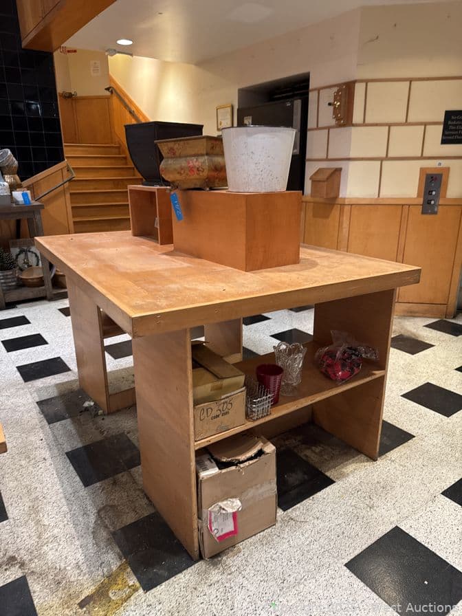 2-shelves-with-tabletop-and-assorted-decorative-items-582466