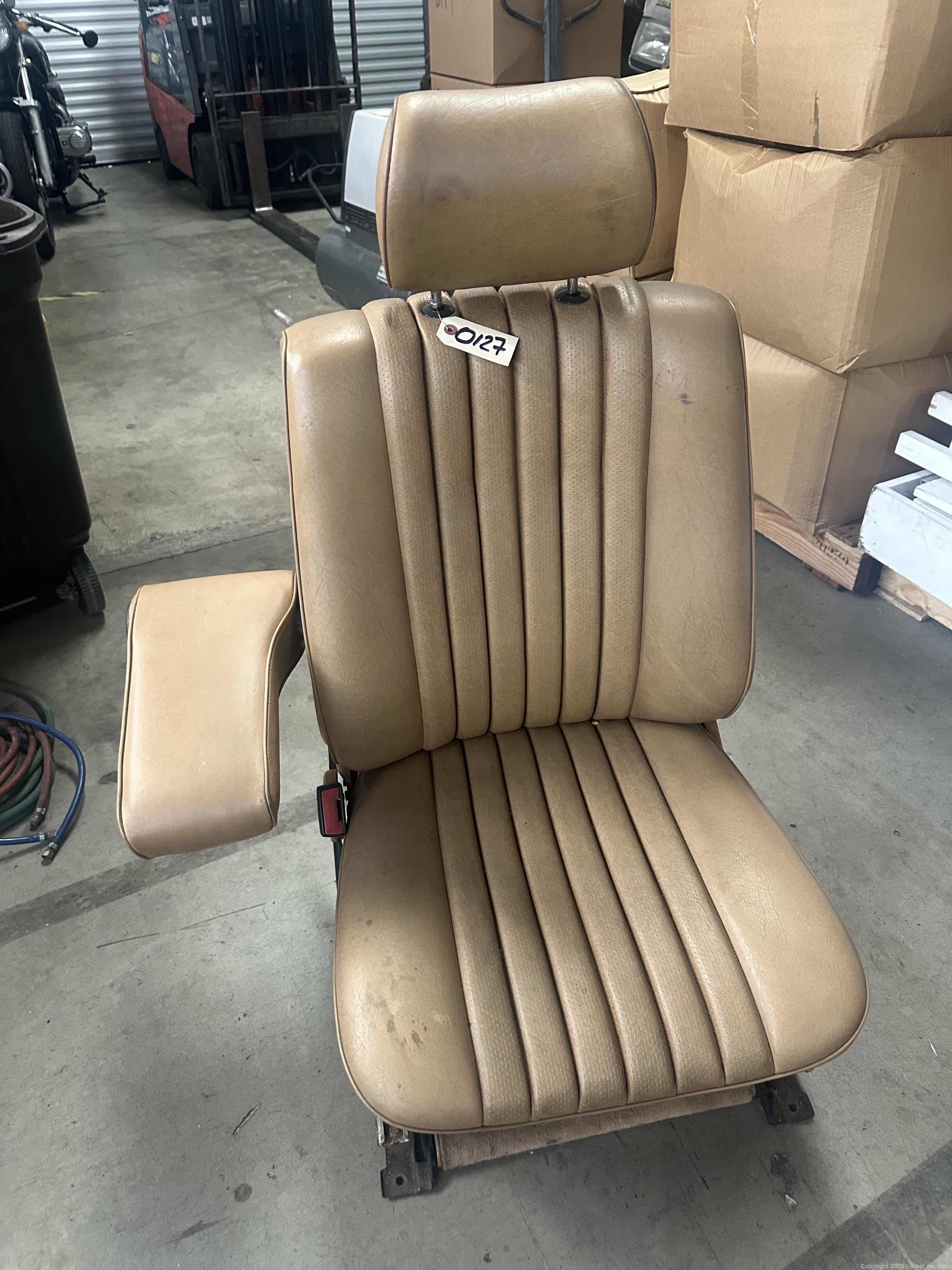 mercedes-benz-driver-seat-613290