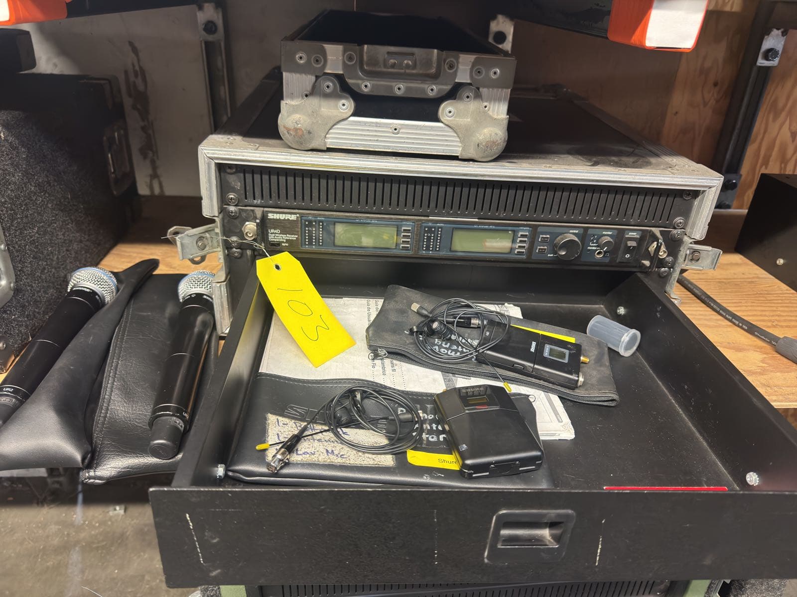 shure-ur4d-wireless-receiver-with-2-beta-58a-wireless-microphones-2-transmitters-and-more-0f5518