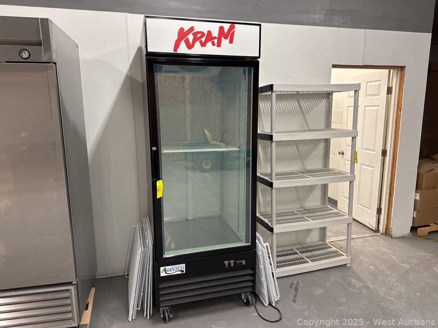 avantco-178gdc24fhcb-adjustable-refrigeration-with-racks-622018