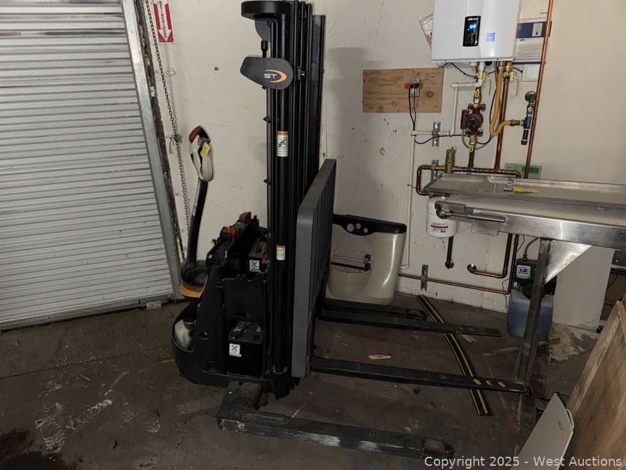 crown-st300-20-2000lb-capacity-electric-forklift-622011