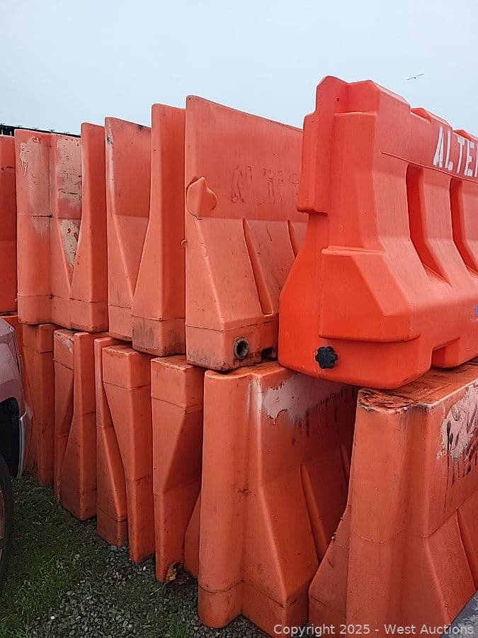 16-plastic-barricades-mmzbjblt