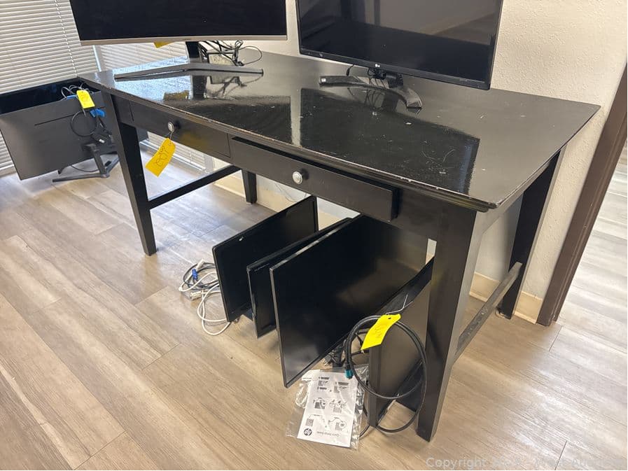 5-wooden-desk-623810